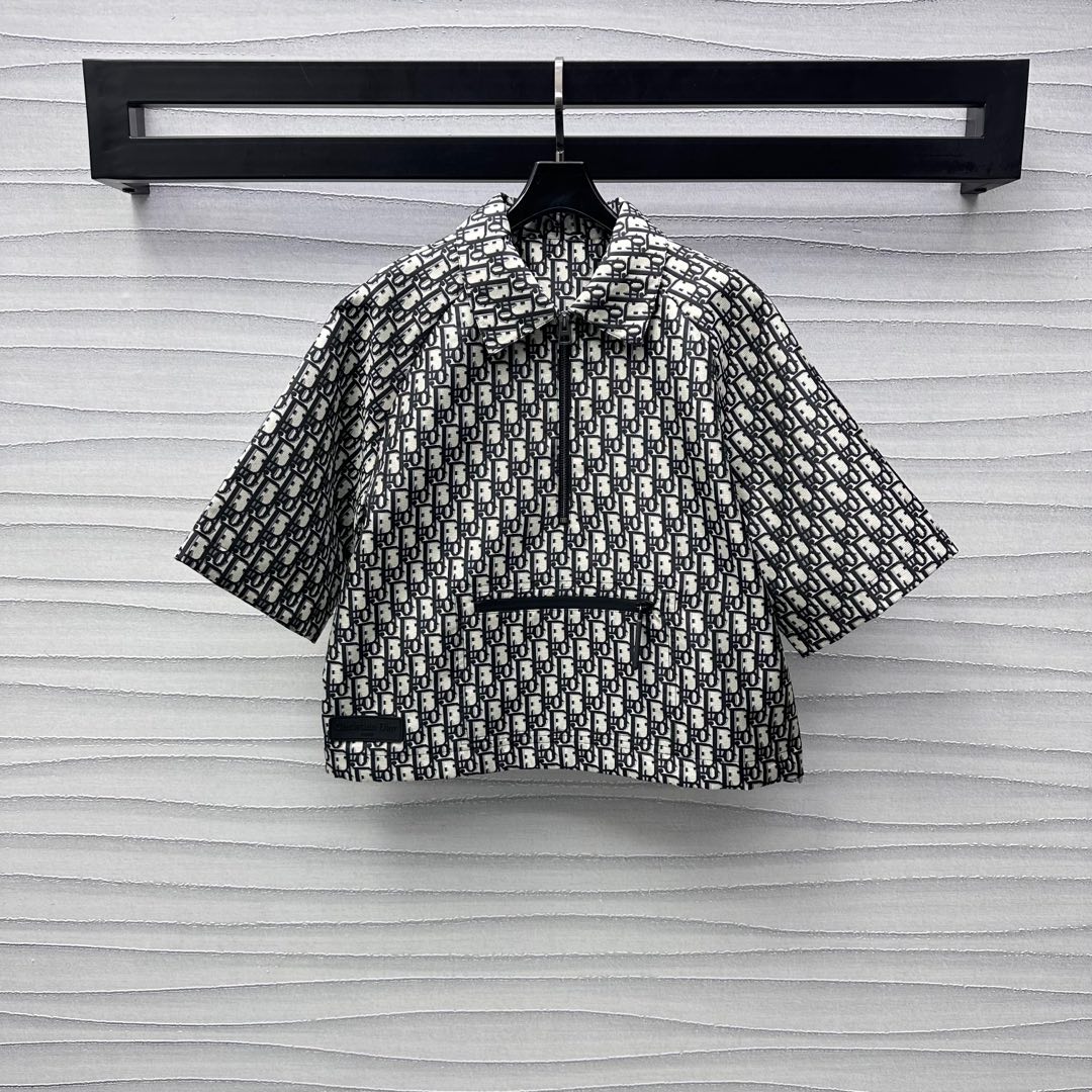 NO:323898,Tops Dio* new jacquard dress suit custom YB imported jacquard material is crisp, comfortable and stylish, decorated with iconic letters jacquard full-print logo elements, highlighting the brand tone The waist of the top is embellished with brand printed square logo decoration to add layering of the styling. The same series of skirts and pants are one-piece skirt design on the front with silver button adjustment connections. The surface auxiliary material development. Short-sleeved half-paced top dress suit. The set is full of tops and fashionable. The essential outfits for daily commuting and dates. You can also buy them separately. High-version, dior, skirts, T-shirt, alexander wang19860909上衣 裙裤Dio*新品上架提花冲锋衣裙裤套装定制YB进口提花材质 挺括舒适有型 饰以标志性字母提花满印徽标元素 彰显品牌调性 上衣腰侧点缀品牌印刻方标装饰 增添造型层次感 同系列裙裤正面一片式裙面设计 配合银色按卡扣调节连接 面辅料开发 短袖半开襟上衣裙裤套装 成套上身出彩时髦 日常通勤约会必备穿搭 也可分开购入搭配  高版本,,dior,skirts,T-shirt,alexander wang,Women's clothing