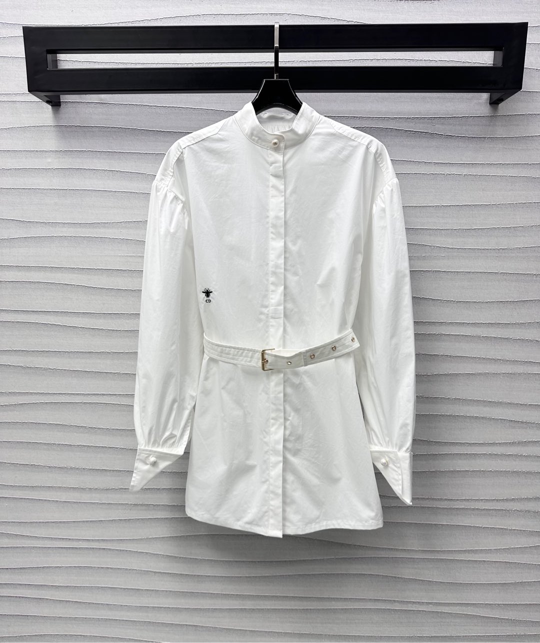 NO:323907,Dio*2025 new product stand-up collar belt shirt custom YB imported twill cotton material comfortable and breathable medium-length style design with the waist-hugging treatment of this cloth belt to add layered styling. Single-side CD bee embroidered logo embellishment to highlight the brand tone. Facial accessories development. Stand-collar front shoulder shirt tailoring. Randomly matched with skirt pants. High-end exquisite. The first choice for daily commuting dates. High-end version,,dior, skirts,shirts,alexander wang19860909Dio*2025新品上架立领腰带衬衫定制YB进口斜纹全棉材质 舒适透气 中长款版型设计 配合本布腰带收腰处理 增添造型层次感 单侧CD蜜蜂刺绣徽标点缀 彰显品牌调性 面辅料开发 立领正肩衬衣剪裁 随意搭配半裙裤子 高级精致 日常通勤约会首选穿搭单品 高版本,,dior,skirts,shirts,alexander wang,Women's clothing