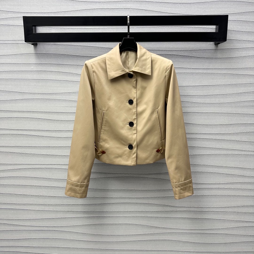 NO:323890,Gucc*2025 new product is on the shelves of leather buckle lapel jacket customized with YB imported twill cotton material. The cut is draped and smooth. The texture is superior. The front single button adjustment is adjusted with symmetrical pocket design. Add a sense of styling. The slim fitting style highlights the waist. The leather strap is paired with horseshoe buckle embellishment. It highlights the brand tone and fits the body. Reduces the embellishment to make the overall look neat and simple. Highlights the elite temperament. The voxel color is fashionable and elegant. Suitable for daily commuting. The development of surface accessories. Lapel short suit style can be matched with the same series. The high-end style. High-end version, gucci, jackets & coats, business suit, alexander wang19860909Gucc*2025新品上架皮革扣翻领外套定制YB进口斜纹棉材质 裁剪垂顺流畅 质感上乘 前襟单排纽扣调节 配合对称口袋设计 增添造型层次感 修身版型凸显腰身 皮质细腰带搭配马蹄链扣点缀装饰 彰显品牌调性 更贴合身形 减少缀饰让整体观感利落简洁 凸显精英气质 通体素色洋气优雅 适合日常通勤 面辅料开发 翻领短款西装版型剪裁 可搭配同系列直筒长裤 穿搭高级伦风格 高版本,,gucci,jackets & coats,business suit,alexander wang,Women's clothing