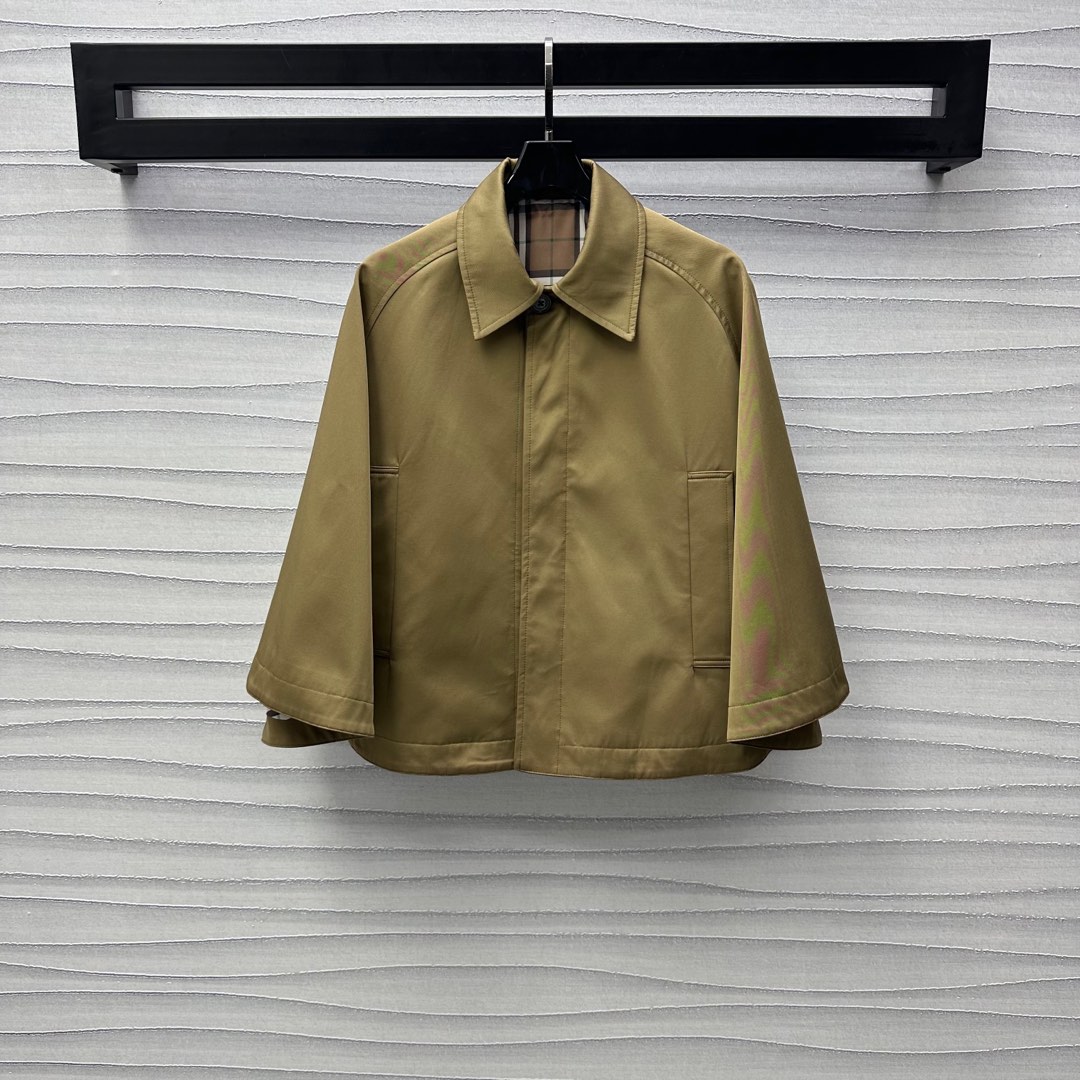 NO:323909,Bur BBR*2025 new product launches short cloak trench coat custom YB imported trench coat material is crisp, comfortable and stylish, shoulder-fall micro A cloak pattern design, combined with symmetrical pocket decoration, add layered look, hidden lettering button adjustment, combined with classic plaid elements in the inner highlights the brand tone, full texture, surface auxiliary material development, cape lapel coat tailoring, fashionable and relaxed outfit, full aura, high-end version, burberry, jackets & coats, alexander wang19860909Bur BBR*2025新品上架短款斗篷风衣外套定制YB进口风衣材质 挺括舒适有型 落肩微A斗篷版型设计 配合对称口袋装饰 增添造型层次感 隐藏式刻字纽扣调节处理 配合内里经典格纹满铺元素 彰显品牌调性 质感十足 面辅料开发 斗篷翻领外套剪裁 穿搭时髦松弛 气场全开 高版本,,burberry,jackets & coats,alexander wang,Women's clothing