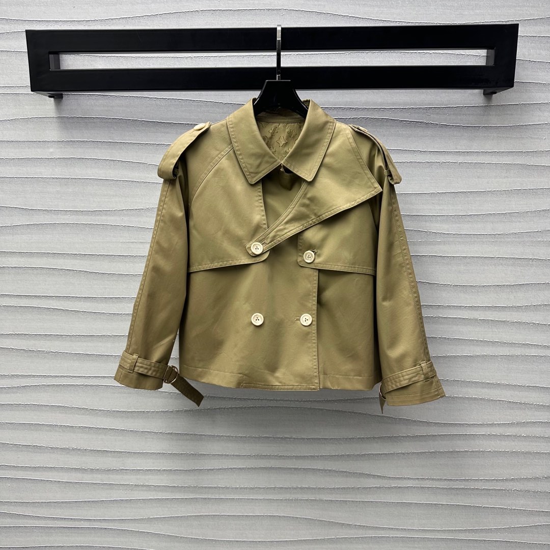 NO:324548,Louis Vuitto*2025 new product launches lapel short trench coat custom YB imported twill cotton trench coat material. High-quality texture. Gloss and high-end lapel drop shoulder style design. The style of the cuffs and shoulder strap buckles are coordinated and unified to add a sense of styling. Combined with the proportion of the chest line contour, simple and atmospheric. Double-row button adjustment. The collar circle classic four-leaf clover jacquard letter embellishment. Show the brand tone. Full texture. Developed with the development of accessories. Lapel short jacket tailoring. High-end style. Suitable for different occasions to show luxury taste. High-end version,,louis vuitton, jackets & coats,alexander wang19860909Louis Vuitto*2025新品上架翻领短款风衣外套定制YB进口斜纹棉风衣材质 质感上乘 光泽高级 翻领落肩版型设计 袖口系带与肩带扣风格协调统一增添造型层次感 配合胸线轮廓分割比例 简约大气 双排纽扣调节处理 领圈经典四叶草提花字母点缀 彰显品牌调性 质感十足 面辅料开发 翻领短款外套剪裁 穿搭高级洋气 适穿于不同场合 展现奢华品味  高版本,,louis vuitton,jackets & coats,alexander wang,Women's clothing