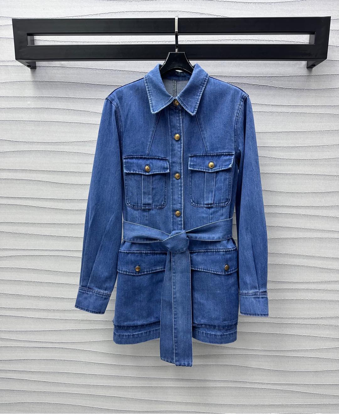 NO:324543,Valentin*'s newest product is on the shelves of belt denim jackets, customized YB imported twill cotton denim material, crisp, comfortable and stylish, enzyme wash, presenting retro tannin denim blue, symmetrical multi-pockets with open plaque gold V-clamp buttons, highlighting the brand tone, waistband adjustment and outlining the waist to add layering, straight-tube style can be used as a dress or jacket outfit, lapel long-sleeved jacket tailoring, showing casual style, preferred daily commuting and date outfits, series development High-end version, valentino, skirts, jackets & coats, alexander wang19860909Valentin*新品上架腰带牛仔外套定制YB进口斜纹棉牛仔材质 挺括舒适有型 酵素水洗 呈现复古单宁牛仔蓝 对称多口袋配合开襟金色V标襟扣呼应 彰显品牌调性 腰间本布腰带调节勾勒腰身 增添造型层次感 直筒版型可作连衣裙或外套穿搭 翻领长袖外套剪裁 尽显休闲范儿 日常通勤约会穿搭首选 系列开发 高版本,,valentino,skirts,jackets & coats,alexander wang,Women's clothing