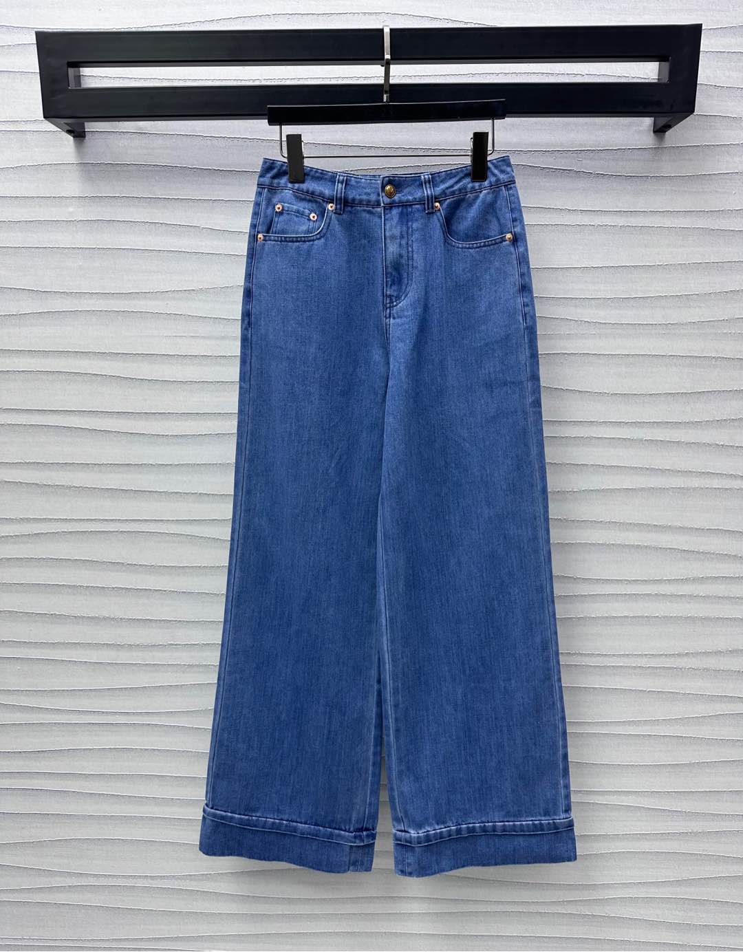 NO:324535,Valentin*'s new product is on the shelves of high-waist denim twill trousers customized YB imported twill cotton denim material breathable and comfortable and soft Enzyme wash, presenting retro tannin denim blue, high-waist buckle symmetrical pocket style design, adding layered look, rear hip flip pocket iconic leather embellishment, highlighting brand tone, surface auxiliary material development, wide-leg trousers tailoring, folding details of trousers, showing casual style, the first choice for daily commuting and date wear, series development, high-version, valentino, alexander wang19860909Valentin*新品上架高腰牛仔长裤定制YB进口斜纹棉牛仔材质 透气舒适柔软 酵素水洗 呈现复古单宁牛仔蓝 高腰系扣对称口袋版型设计 增添造型层次感 后臀翻盖口袋标志性皮标点缀 彰显品牌调性 面辅料开发 阔腿长裤剪裁 裤脚翻折细节轮廓线 尽显休闲范儿 日常通勤约会穿搭首选单品 系列开发 高版本,,valentino,alexander wang,Women's clothing