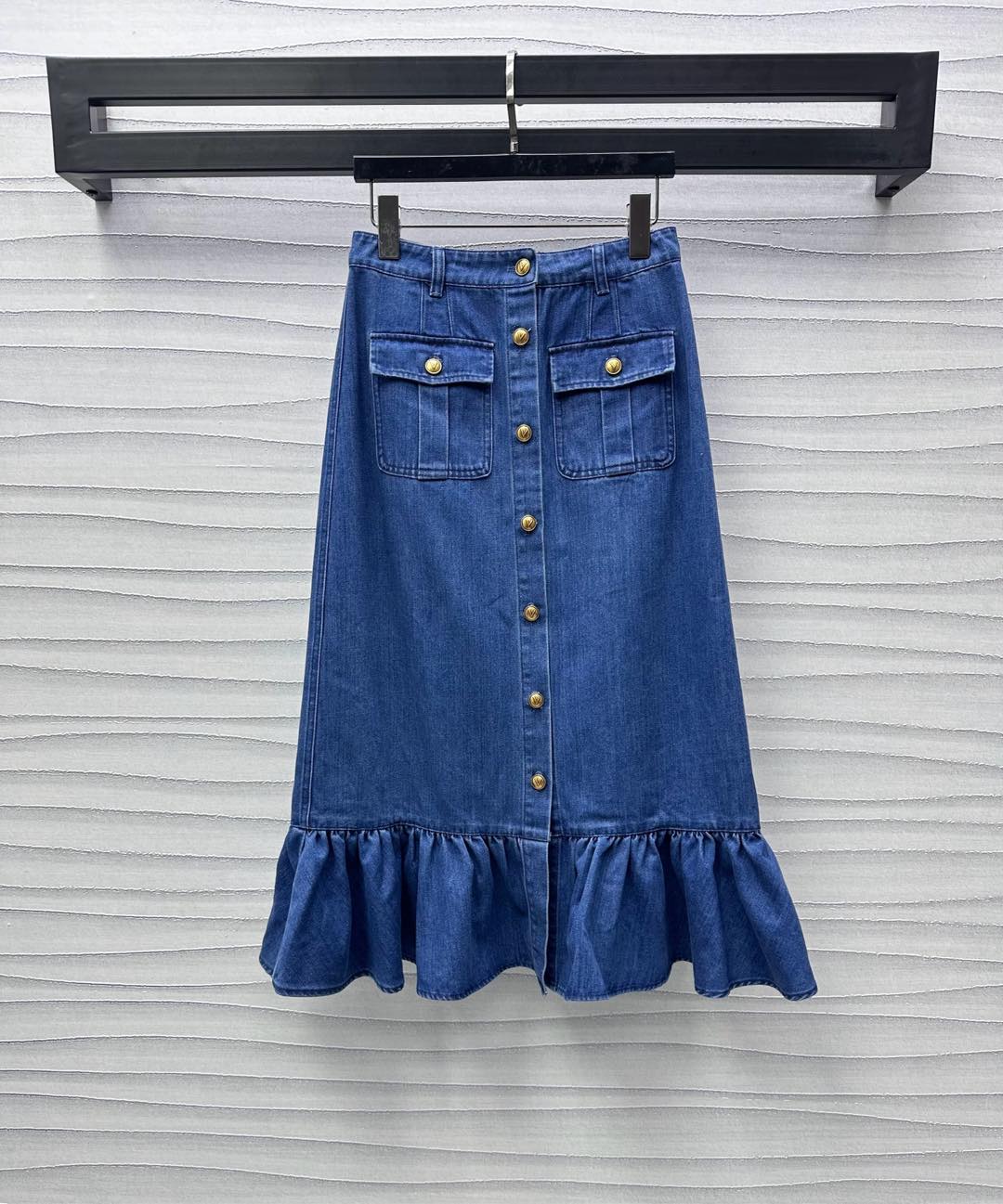 NO:324539,Valentin*'s new product is on the shelves of the fishtail denim skirt custom YB imported twill cotton denim material breathable and comfortable and soft Enzyme wash, presenting retro tannin denim blue, symmetrical flip pocket design, gold V-clamp button adjusts the slit at will, highlighting the brand tone, skirt pleats and lace cutting processing, adding styling, facial accessories development, high waist fishtail skirt tail cut, showing high-end temperament, the first choice for daily commuting and date wear, series development, high-version, valentino, skirts, alexander wang19860909Valentin*新品上架鱼尾牛仔半裙定制YB进口斜纹棉牛仔材质 透气舒适柔软 酵素水洗 呈现复古单宁牛仔蓝 对称翻盖口袋设计 金色V标襟扣随意调节开衩 彰显品牌调性 裙摆褶皱花边裁剪处理 增添造型层次感 面辅料开发 高腰鱼尾半身裙剪裁 尽显高级气质 日常通勤约会穿搭首选单品 系列开发 高版本,,valentino,skirts,alexander wang,Women's clothing