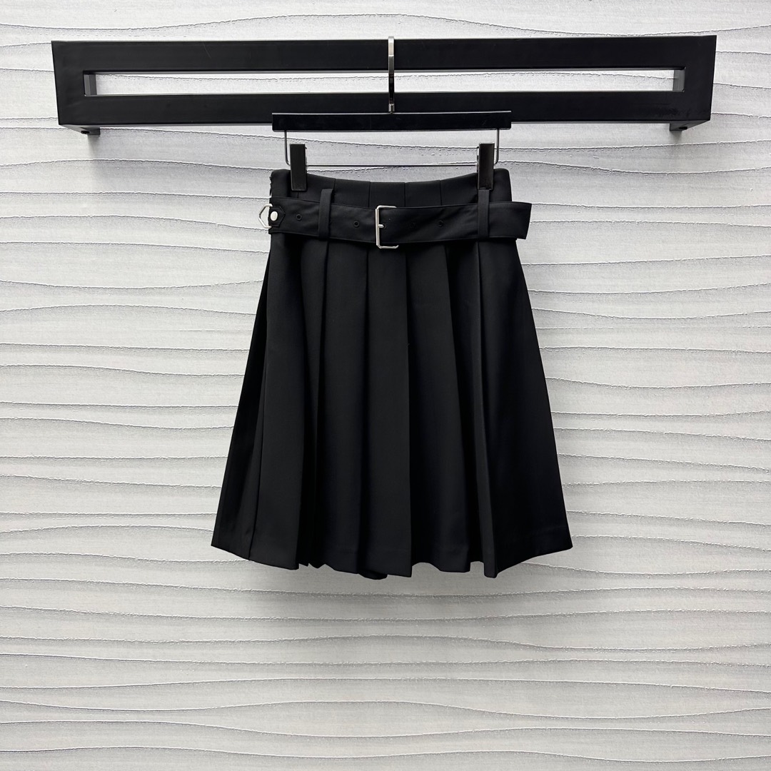 NO:323897,Prad*2025 new product is available on the shelves of belt pleated skirts, custom YB imported suit material, high-quality texture, drooping luster, waist and abdomen close-fitting pleated, highlighting the advantages of slimming waist, ring beads perforated, belt adjustment decoration, highlighting the brand tone, casual temperament, pleated skirt design, add layered styling, show trendy and fashionable feeling, Medium length, inclusive legs, surface auxiliary material development, high-waist pleated skirt tailoring, upper body slim and versatile, fashionable and fashionable wear items, randomly matched top clothes, high-version, prada, skirts, alexander wang19860909Prad*2025新品上架腰带百褶半裙定制YB进口西服材质 质感上乘 垂感光泽 腰腹贴身压褶突出纤腰优势 圆环钉珠穿孔本布腰带调节装饰 彰显品牌调性 休闲气质 百褶裙摆设计 增添造型层次感 展现潮流时尚感 居中长度 包容腿型 面辅料开发 高腰百褶半裙剪裁 上身显瘦百搭 时髦洋气穿搭单品 随意搭配上装驾驭 高版本,,prada,skirts,alexander wang,Women's clothing