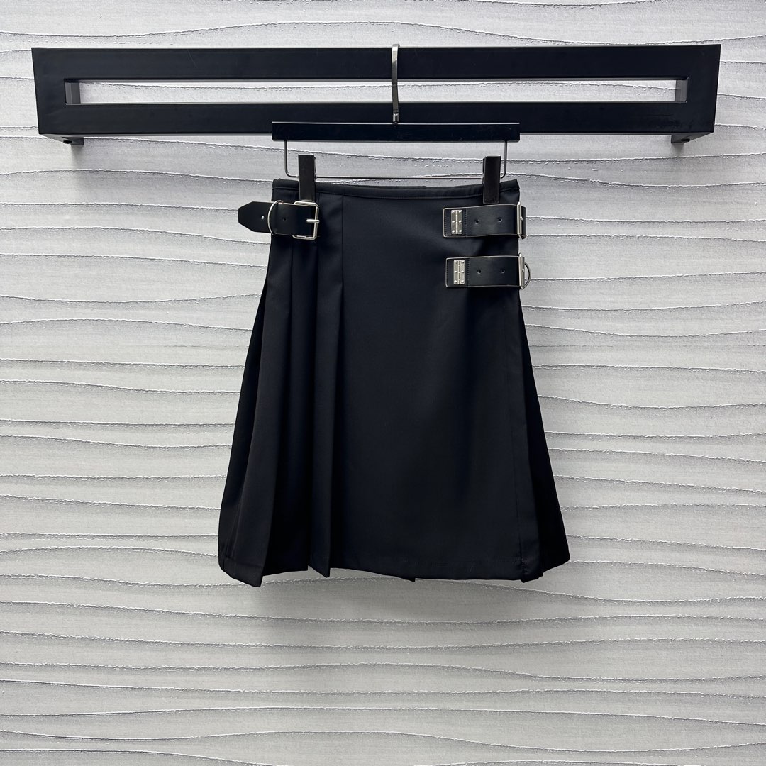 NO:323903,Prad*2025 new product is available on the shelves of leather buckle pleated skirts. Customized YB imported suit material. High-quality texture. Draped luster. The waist and abdomen are close to the body and pleated to highlight the advantages of slimming waist. Double-sided leather buckle adjustment decoration. The iconic triangle embellishment shows the brand tone. Casual temperament. One-piece pleated skirt design. Add a layered look. Showing a trendy and fashionable feeling. Medium length. Inclusive legs. Developed with the surface. High-waist pleated skirt. Cut the upper body. Slim and versatile. Fashionable and fashionable outfit items. Randomly match the top. High-version,,prada, skirts,alexander wang.19860909Prad*2025新品上架皮革扣压褶半裙定制YB进口西服材质 质感上乘 垂感光泽 腰腹贴身压褶突出纤腰优势 双侧皮革扣带调节装饰 标志性三角标点缀之上 彰显品牌调性 休闲气质 一片式压褶裙摆设计 增添造型层次感 展现潮流时尚感 居中长度 包容腿型 面辅料开发 高腰压褶半裙剪裁 上身显瘦百搭 时髦洋气穿搭单品 随意搭配上装驾驭 高版本,,prada,skirts,alexander wang,Women's clothing