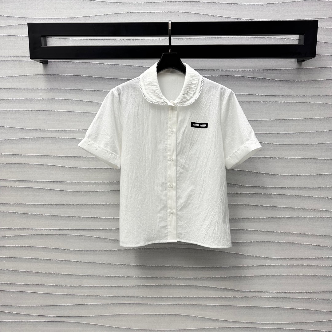 NO:324553,Miumi*2025 new product launches lace short-sleeved shirts with custom YB imported twill cotton material, soft and skin-friendly and comfortable. The neckline is decorated with hollowed-out wavy double-layer lace decoration to add layering of the shape. The folded lace on the cuffs echo the details. It is sweet and cute. The brand logo embellishes the brand tone. It presents a well-behaved college style. The development of the auxiliary materials. Short-sleeved shirt style and tailoring. The dressing is simpler and more elegant. High-end version,,miumiu, skirts,shirts,T-shirts,alexander wang19860909Miumi*2025新品上架花边短袖衬衫定制YB进口斜纹全棉材质 柔软亲肤舒适 领口饰以花瓣镂空波浪双层花边装饰 增添造型层次感 袖口翻折花边呼应细节 更为甜美可爱 胸前品牌徽标点缀 彰显品牌调性 呈现乖巧学院风格 面辅料开发 短袖衬衫版型剪裁 随意搭配裙裤装 穿搭更为清纯气质  高版本,,miumiu,skirts,shirts,T-shirt,alexander wang,Women's clothing