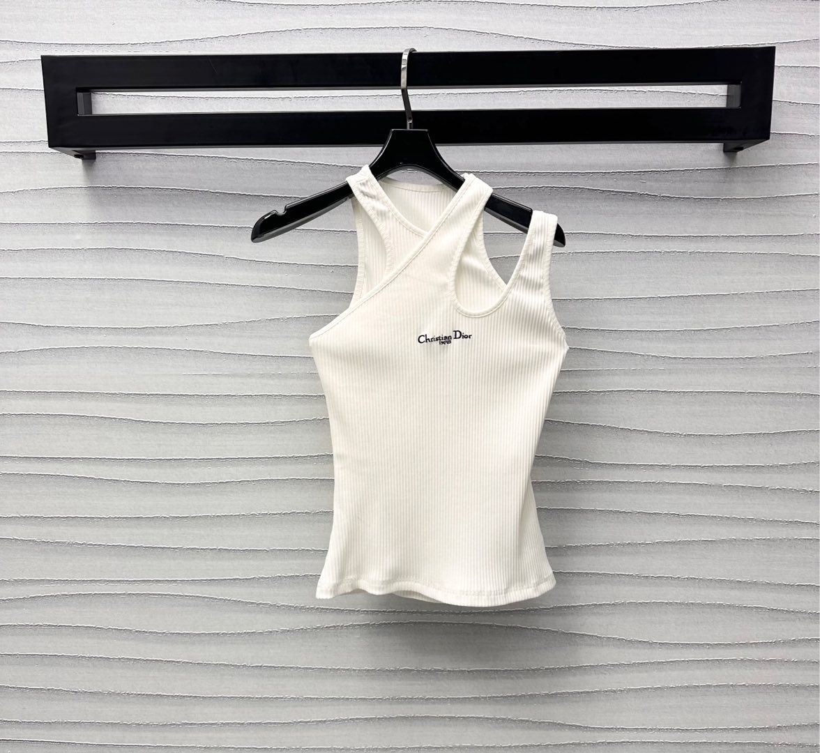 NO:324541,Dio*2025 new product launches logo hollow slim vest custom YB imported twill cotton material, comfortable and soft, full of elasticity, irregular hollow neckline design, combined with elastic thread texture, add layering, advanced three-dimensional cut to fit slim fit style, modify the human body curve, chest brand logo embellishment decoration, highlight the brand tone, surface auxiliary material development, off-shoulder vest tailoring, slim and fashionable, all seasons, single wear, layered, high version 2 colors 766125,,dior,alexander wang19860909Dio*2025新品上架徽标镂空修身背心定制YB进口斜纹全棉材质 舒适软糯 弹力十足 不规则镂空领口设计 配合弹力螺纹肌理 增添造型层次感 高级立体裁剪适配修身版型 修饰人体曲线 胸前品牌徽标点缀装饰 彰显品牌调性 面辅料开发 斜肩背心剪裁 穿搭显瘦俏皮时髦 四季单穿叠穿都 高版本2色 766125,,dior,alexander wang,Women's clothing