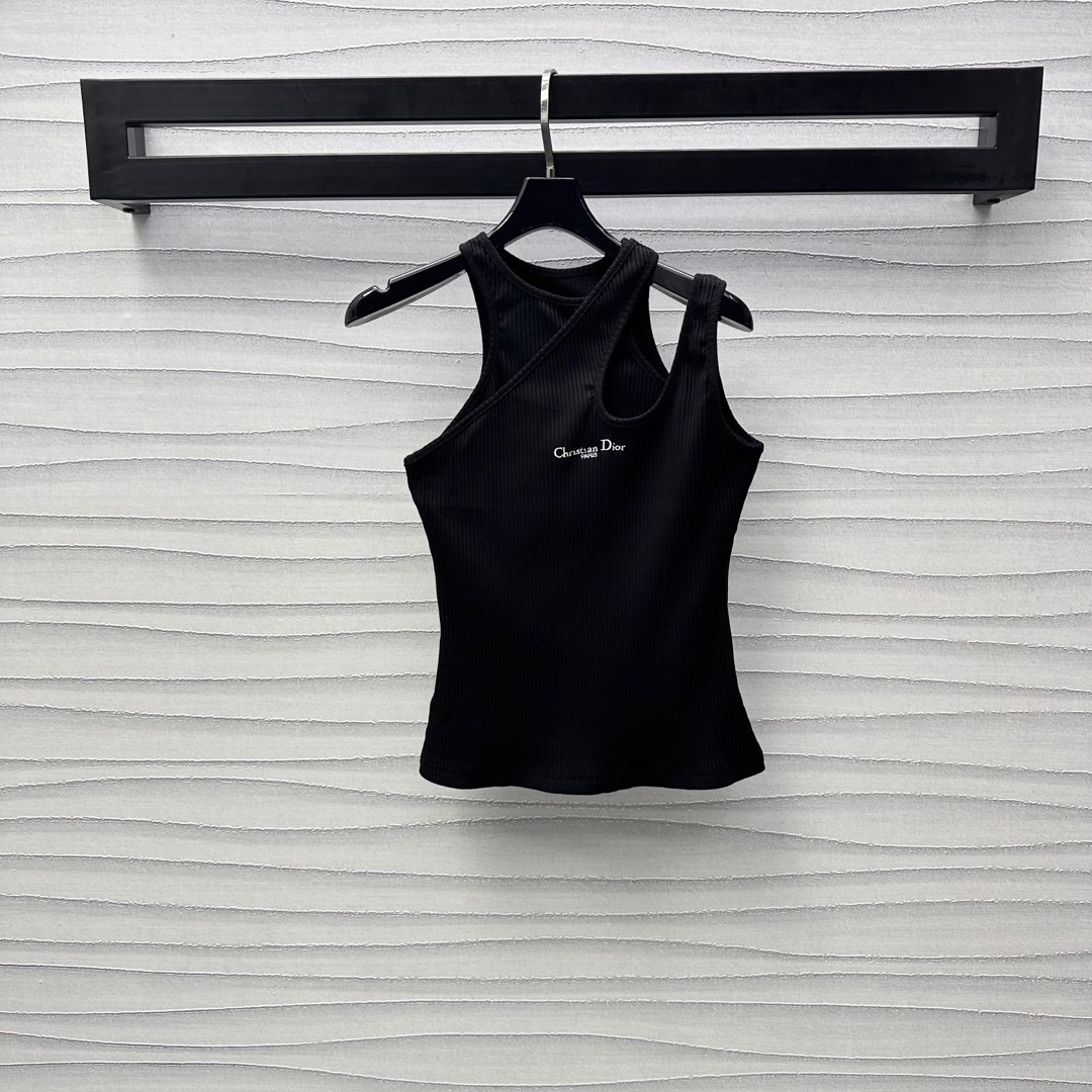 NO:324561,Dio*2025 new product launches logo hollow slim vest custom YB imported twill cotton material, comfortable and soft, full of elasticity, irregular hollow neckline design, combined with elastic thread texture, add layered look, advanced three-dimensional cut to fit slim fit style, modify the human body curve, chest brand logo embellishment decoration, highlight the brand tone, surface auxiliary material development, off-shoulder vest tailoring, slim and fashionable outfit, all seasons, single layered, high version 2 colors,,dior,alexander wang19860909Dio*2025新品上架徽标镂空修身背心定制YB进口斜纹全棉材质 舒适软糯 弹力十足 不规则镂空领口设计 配合弹力螺纹肌理 增添造型层次感 高级立体裁剪适配修身版型 修饰人体曲线 胸前品牌徽标点缀装饰 彰显品牌调性 面辅料开发 斜肩背心剪裁 穿搭显瘦俏皮时髦 四季单穿叠穿都 高版本2色,,dior,alexander wang,Women's clothing