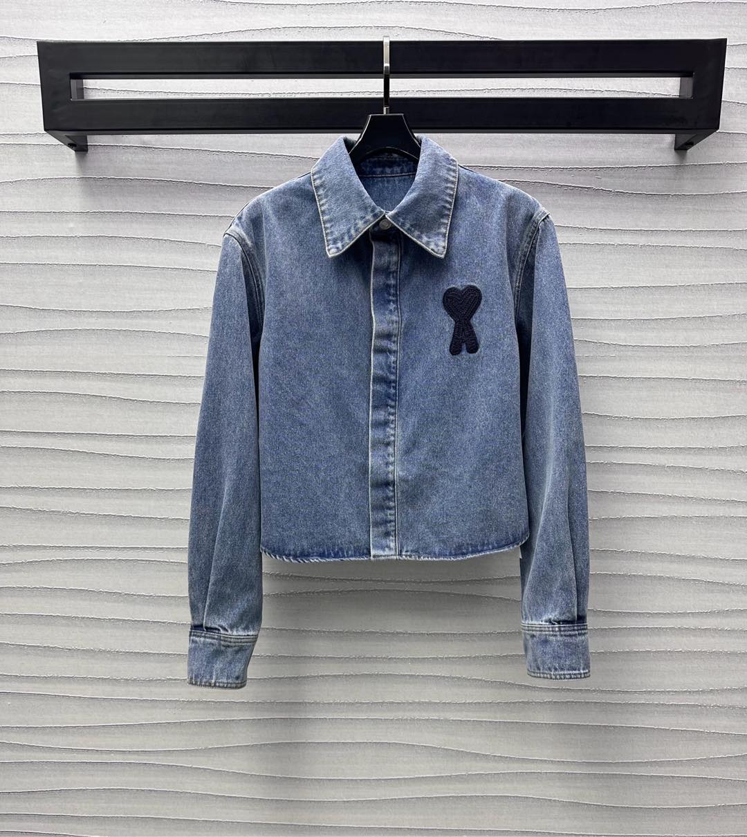 NO:323915,Ami*2025 new product launches logo short denim shirt custom YB imported twill cotton denim material, full texture, washed and used retro light blue, combined with the overall color rubbing effect, add layered look, shoulder-fall lapel placket button design, chest embellished with iconic three-dimensional embroidered logo, highlighting the brand tone, surface auxiliary material development, short shirt jacket tailoring, randomly matched with pants and skirt bottoms, simple and durable, presenting a casual and free style of dressing. High-version, skirts, jackets & coats,shirts,alexander wang19860909Ami*2025新品上架徽标短款牛仔衬衫定制YB进口斜纹全棉牛仔材质 质感十足 水洗做旧复古浅蓝色 配合整体擦色效果 增添造型层次感 落肩翻领襟扣版型设计 胸前饰以标志性立体绣花徽标点缀装饰 彰显品牌调性 面辅料开发 短款衬衣外套剪裁 随意搭配裤裙下装 简约耐看 呈现随性自由的穿搭风格  高版本,,skirts,jackets & coats,shirts,alexander wang,Women's clothing