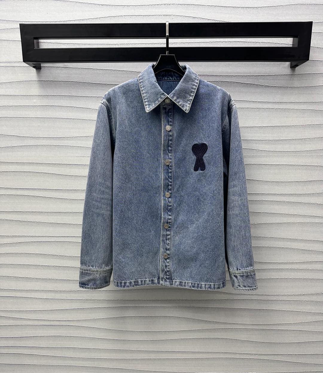 NO:324547,Ami*2025 new product launches logo long denim shirt custom YB imported twill cotton denim material, full texture, washed and used retro light blue, combined with the overall color rubbing effect, add layered look, shoulder-fall lapel cloak button design, chest embellished with iconic three-dimensional embroidered logo, highlighting the brand tone, surface auxiliary material development, long shirt jacket tailoring, randomly matched with pants and skirt bottoms, simple and durable, presenting a casual and free style of dressing. High-version,, skirts, jackets & coats, shirts, alexander wang19860909Ami*2025新品上架徽标长款牛仔衬衫定制YB进口斜纹全棉牛仔材质 质感十足 水洗做旧复古浅蓝色 配合整体擦色效果 增添造型层次感 落肩翻领襟扣版型设计 胸前饰以标志性立体绣花徽标点缀装饰 彰显品牌调性 面辅料开发 长款衬衣外套剪裁 随意搭配裤裙下装 简约耐看 呈现随性自由的穿搭风格  高版本,,skirts,jackets & coats,shirts,alexander wang,Women's clothing