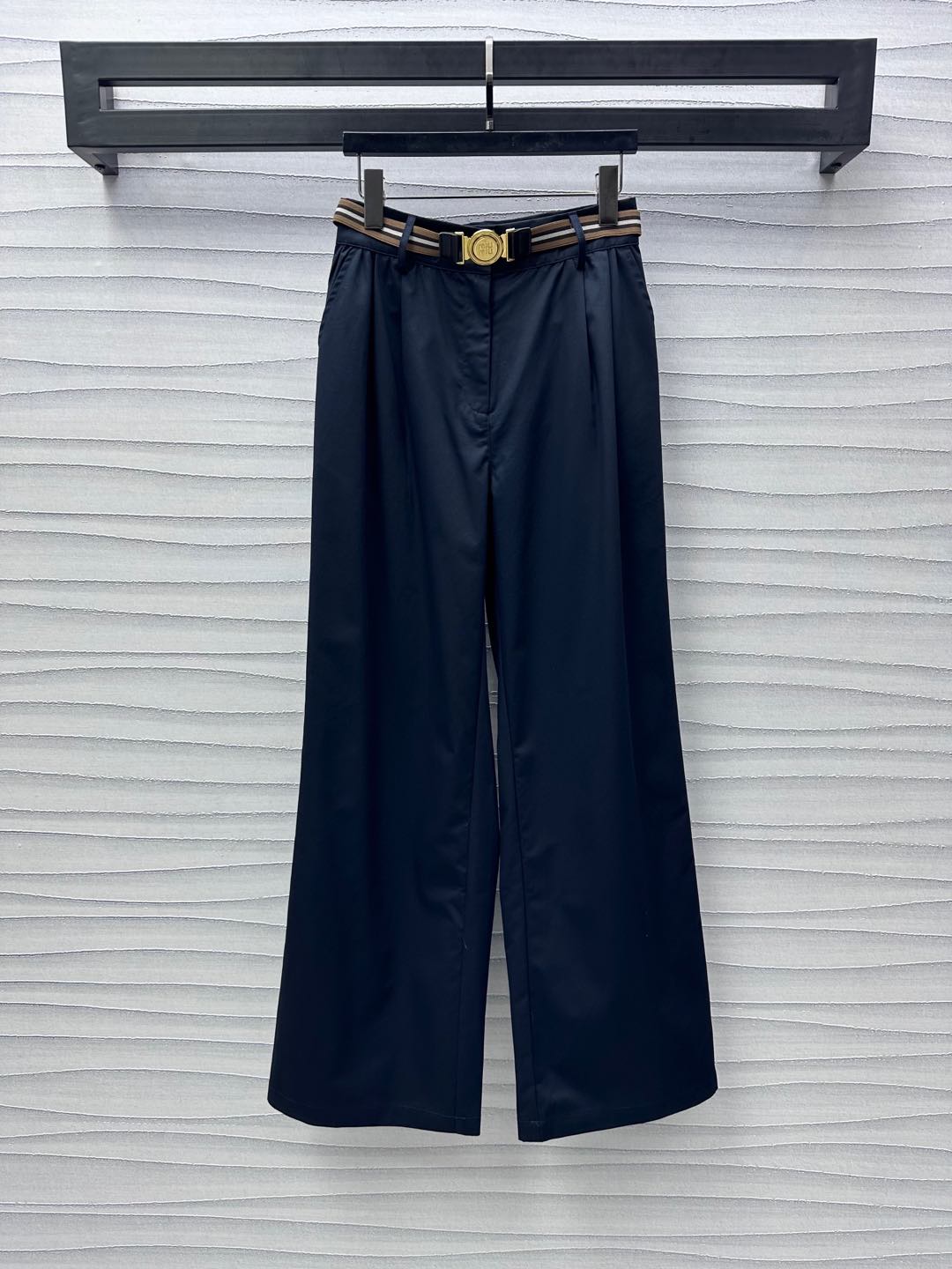 NO:324562,Miumi*2025 new product is available on the shelf belt straight trouser custom YB imported twill cotton material breathable and comfortable and stylish. High-waist buckle symmetrical pocket style design. Combined with the rear pocket decoration to add layering. The rear hip logo embellishes the brand tone. Colorful striped elastic waist belt outlines the waist. Rich visual effects. Facial and auxiliary materials development. High-waist wide-leg trousers tailored. Can be matched with the same series of jackets to meet various needs for commuting and dates. The outfit is more age-reducing. High-version,,miumiu, jackets & coats, jackets & coats, alexander wang19860909Miumi*2025新品上架腰带直筒长裤定制YB进口斜纹全棉材质 透气舒适有型 高腰系扣对称插兜版型设计 配合后口袋装饰 增添造型层次感 后臀标志性字母徽标点缀 彰显品牌调性 彩色条纹弹力腰带勾勒腰身 丰富视觉效果 面辅料开发 高腰阔腿长裤剪裁 可搭配同系列夹克外套 满足通勤约会多种需求 穿搭更显减龄俏皮  高版本,,miumiu,jackets & coats,jackets & coats,alexander wang,Women's clothing