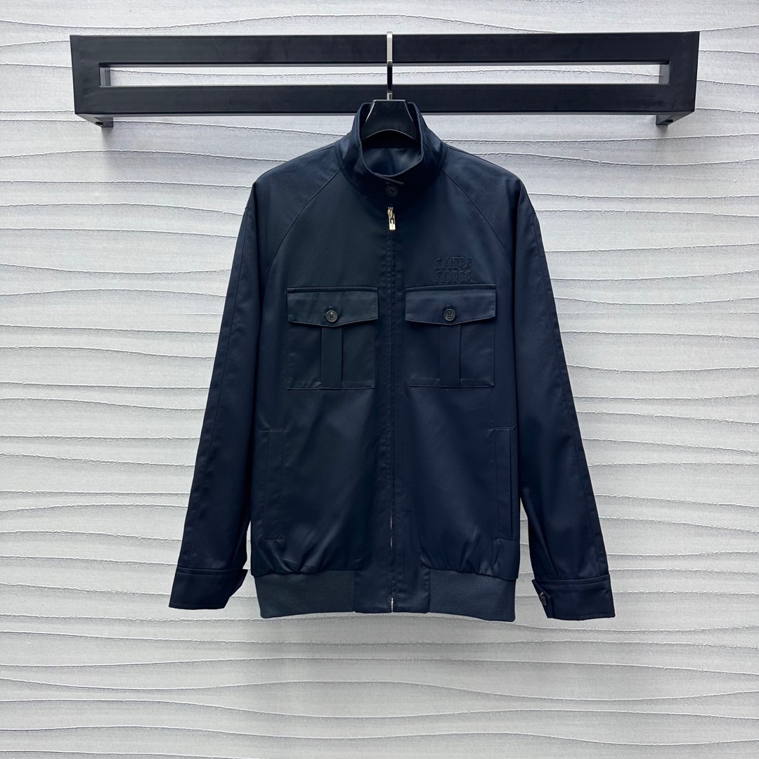 NO:324568,Miumi*2025 new product stand-alone jacket jacket custom YB imported twill cotton material breathable and comfortable and stylish, shoulder-shaped zippered styling design, combined with symmetrical flip pocket decoration, add layered look, iconic letter logo embellishment on the chest, highlight the brand tone, surface auxiliary material development, lapel jacket jacket tailoring, can be matched with skirts and pants in the same series, meet various needs for commuting and dates, and outfits make it look more age-reducing. High-end version,,miumiu, skirts, jackets & coats, jackets & coats, alexander wang19860909Miumi*2025新品上架立领夹克外套定制YB进口斜纹全棉材质 透气舒适有型 落肩廓形拉链版型设计 配合对称翻盖口袋装饰 增添造型层次感 胸前标志性字母徽标点缀 彰显品牌调性 面辅料开发 翻领夹克外套剪裁 可搭配同系列裙裤装 满足通勤约会多种需求 穿搭更显减龄俏皮  高版本,,miumiu,skirts,jackets & coats,jackets & coats,alexander wang,Women's clothing