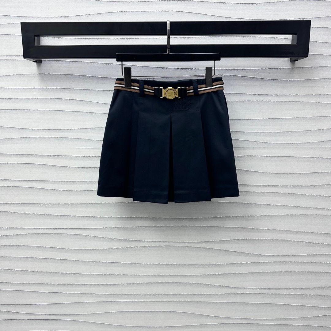 NO:324565,Miumi*2025 new product is available on the shelves of belt pleated skirts. Customized YB imported twill cotton. Breathable, comfortable and stylish. The waist and abdomen are close to the pleated waist. Highlight the advantages of slimming waist and add a sense of styling. The front hips are embellished with the brand tone. Colorful striped elastic waist belt outlines the waist. Rich visual effects. The development of surface accessories. High-waisted pleated skirts. It can be matched with a jacket in the same series to meet the various needs of commuting and dates. The outfit is more age-reducing and playful. High-version,,miumiu, skirts, jackets & coats, jackets & coats, alexander wang19860909Miumi*2025新品上架腰带压褶半裙定制YB进口斜纹全棉材质 透气舒适有型 腰腹贴身压褶设计 突出纤腰优势 增添造型层次感 前胯标志性字母徽标点缀 彰显品牌调性 彩色条纹弹力腰带勾勒腰身 丰富视觉效果 面辅料开发 高腰压褶半裙剪裁 可搭配同系列夹克外套 满足通勤约会多种需求 穿搭更显减龄俏皮  高版本,,miumiu,skirts,jackets & coats,jackets & coats,alexander wang,Women's clothing