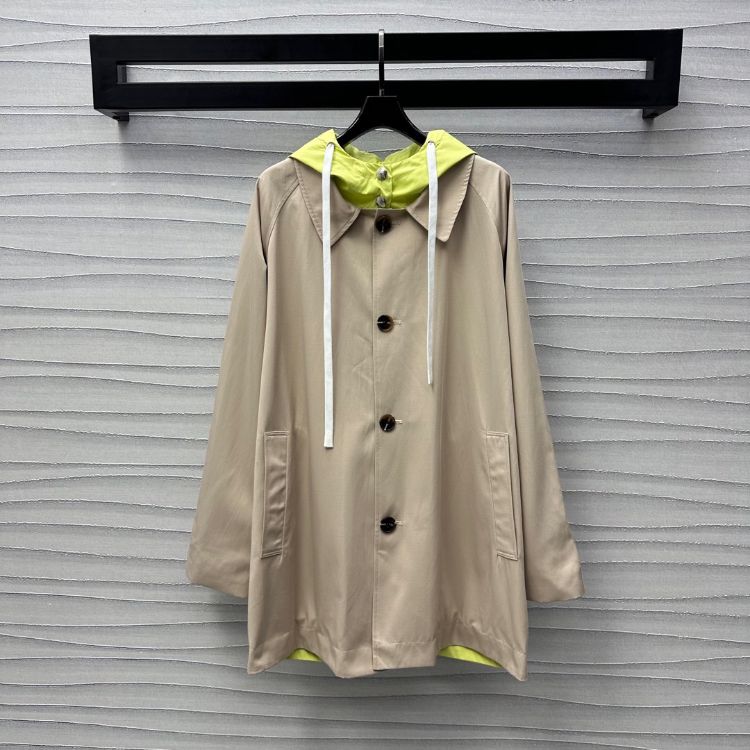 NO:324576,Miumi*2025 new product is on the shelves of two-sided hooded windbreaker jackets customized with YB imported windbreaker material, crisp and stylish, shoulder-down style design creates a relaxed and casual style, two-color splicing concept of two-color inner and outer splicing, one side khaki pigment, the other side windproof nylon fabric, adds layering, and the gentle and literary sense of the heroine of the Korean drama. Symmetrical pockets and loose buckle cuffs amber button adjustment, highlights the brand tone, the outfit is more neat and dexterous, the temperament is randomly switched, the lines creates an elegant outline, the development of auxiliary materials, the hooded mid-length windbreaker jacket tailoring, a must-have item that is both fashionable and practical, daily layered temperament charming British elegance, high-version 2 colors,,miumiu, jackets & coats,hats,alexander wang19860909Miumi*2025新品上架两面穿连帽风衣外套定制YB进口风衣材质 挺括有型 落肩版型设计打造松弛休闲风格 双色内外拼接两面穿理念 一面卡其色素面 一面防风尼龙面料 增添造型层次感 自带韩剧女主的温婉文艺感 对称口袋配合宽松扣带袖口琥珀纽扣调节处理 彰显品牌调性 穿搭更显利落灵巧 气质随意切换 线条打造优雅的轮廓 面辅料开发 连帽中长款风衣外套剪裁 时尚与实用兼备的必备单品 日常叠穿气质魅力英伦优雅  高版本2色,,miumiu,jackets & coats,hats,alexander wang,Women's clothing