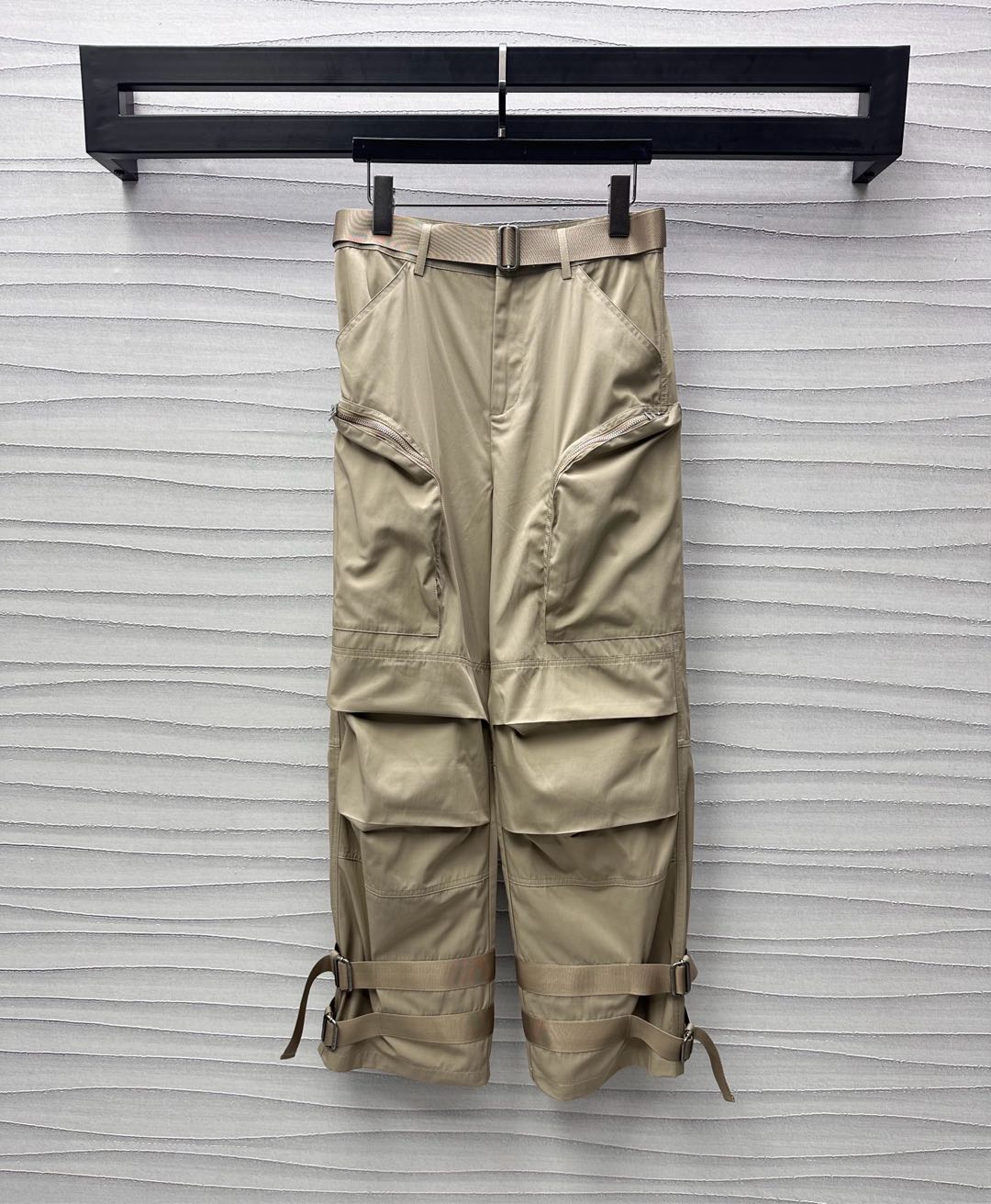 NO:324558,Dio*2025 new product is available in the shelves of pocket belt trousers, customized YB imported nylon material, breathable, comfortable and stylish, and is treated with zipper pocket details, enriches visual effects and adds a casual atmosphere of workwear. The waist is decorated with engraved belt adjustment design, echoes the trouser leg webbing, highlights the brand tone, modify the leg lines, and more overall coordination charm. Developed with auxiliary materials, workwear trousers style and tailoring, and wears a casual and lazy style. High version 2 colors,,dior,alexander wang19860909Dio*2025新品上架口袋腰带长裤定制YB进口尼龙材质 透气舒适有型 沿用拉链口袋细节处理 丰富视觉效果 同时增添工装休闲气息 腰间饰以刻印腰带调节设计 呼应裤腿织带 彰显品牌调性 修饰腿部线条 更显整体协调魅力 面辅料开发 工装长裤版型剪裁 穿搭出休闲慵懒风格  高版本2色,,dior,alexander wang,Women's clothing