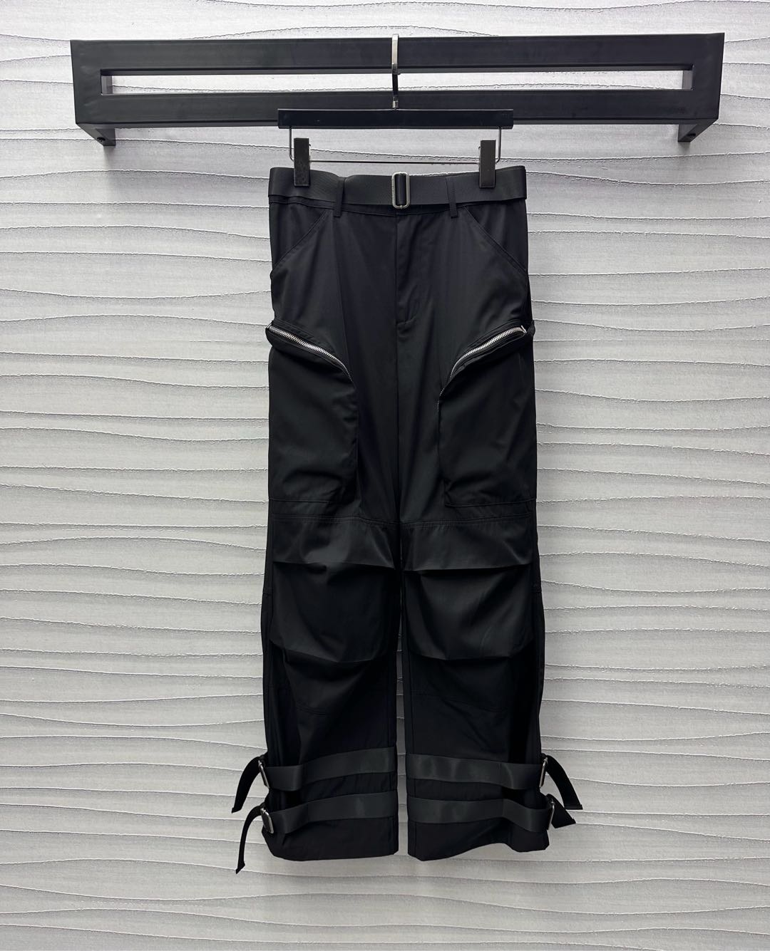 NO:324567,Dio*2025 new product is on the shelves of pocket belt trousers customized YB imported nylon material breathable and comfortable and stylish. The details of the zipper pocket are processed richly. The waist is decorated with engraved belt adjustment design. Echo the trouser leg webbing to highlight the brand tone Modify the leg lines and make the overall coordinated charm. The development of surface accessories. The style and tailoring of the work clothes trousers. The style and lazy style of the high-version 2 colors 766260,,dior,alexander wang19860909Dio*2025新品上架口袋腰带长裤定制YB进口尼龙材质 透气舒适有型 沿用拉链口袋细节处理 丰富视觉效果 同时增添工装休闲气息 腰间饰以刻印腰带调节设计 呼应裤腿织带 彰显品牌调性 修饰腿部线条 更显整体协调魅力 面辅料开发 工装长裤版型剪裁 穿搭出休闲慵懒风格  高版本2色 766260,,dior,alexander wang,Women's clothing