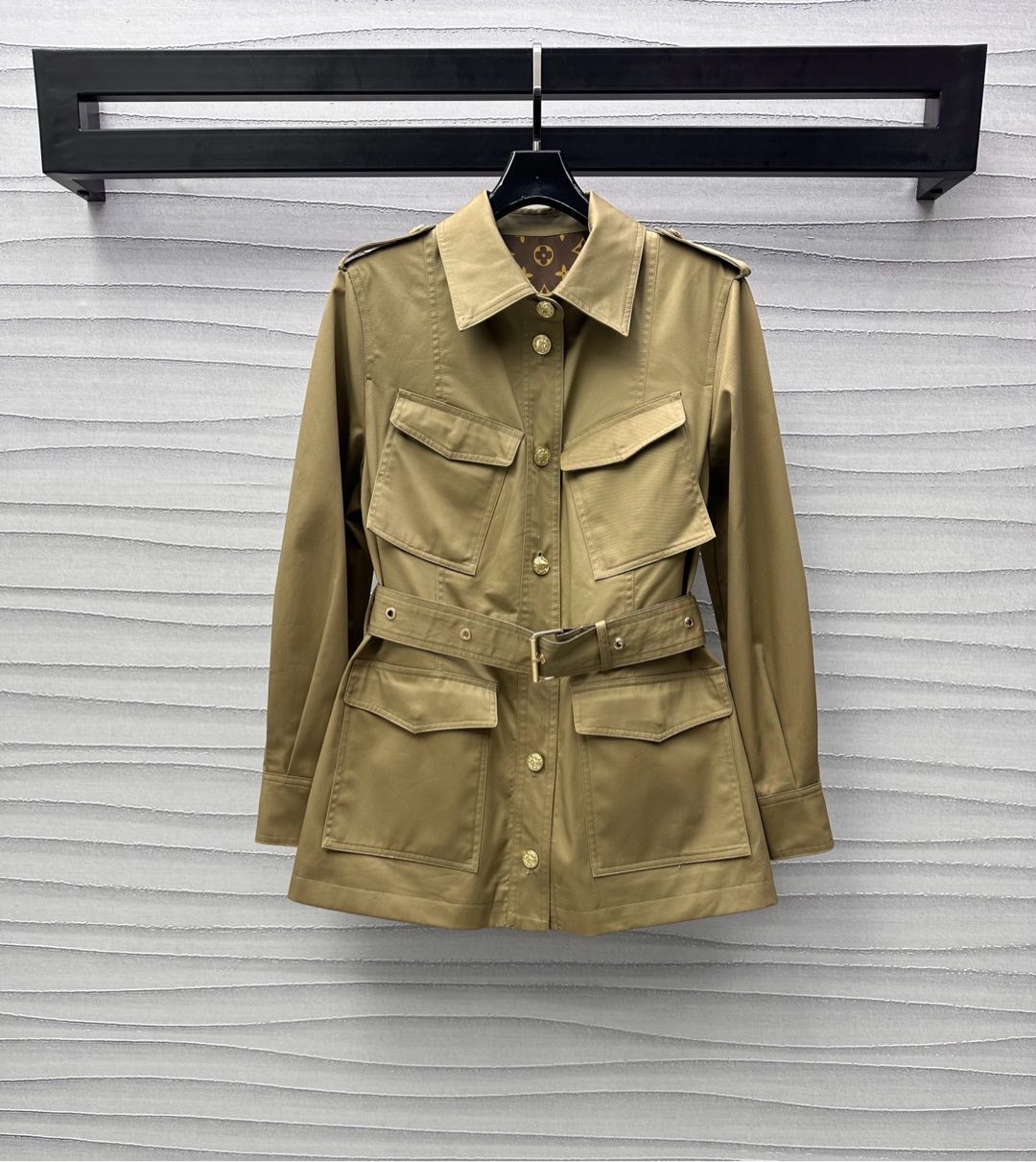 NO:324557,Louis Vuitto*2025 new product lapel belt work jacket custom YB imported twill cotton windbreaker material with high texture, high-end gloss, lapel shoulder design, upper body showing upright posture, temperament, elite fashion, single row of gold engraved plaque buckle symmetrical multi-pocket decoration, add layering of styling, simple and atmospheric, waist decoration with a cloth belt to outline the slender lines of the waist, classic full-print four-leaf clover letters, showing the brand tone, full texture, surface auxiliary material development, lapel long shirt jacket tailoring, high-end style, suitable for different occasions, showing luxurious taste, high-end version,,louis vuitton, jackets & coats,alexander wang19860909Louis Vuitto*2025新品上架翻领腰带工装外套定制YB进口斜纹棉风衣材质 质感上乘 光泽高级 翻领正肩版型设计 上身显身姿挺拔 气质精英时尚 单排金色刻印襟扣对称多口袋装饰 增添造型层次感 简约大气 腰间饰以本布腰带调节 勾勒腰身纤细线条 经典满印四叶草字母内里 彰显品牌调性 质感十足 面辅料开发 翻领长款衬衣外套剪裁 穿搭高级洋气 适穿于不同场合 展现奢华品味  高版本,,louis vuitton,jackets & coats,alexander wang,Women's clothing