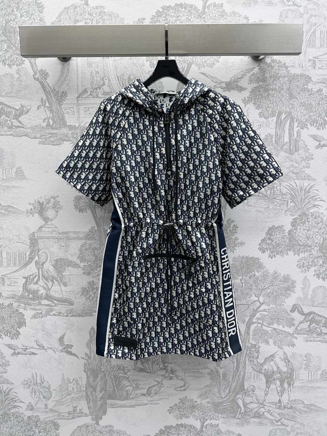 NO:324572,Dio*2025 new product is on the shelves of Jacquard Dress Customized YB imported jacquard material, crisp, comfortable and stylish, high-waist elastic long skirt style design, drawstring and zipper pocket details, add layering, full of workwear, decorate with iconic letters, full of jacquard, highlight the brand tone, symmetrical printed webbing on the outside as the highlight, interspersed with brand letter logo, rich visual effects, elastic drawstring waist adjustment, outline waist-line proportions, more overall coordinated charm, surface auxiliary materials development, hood dress tailoring, random outfit, fashionable, high-version, dior, skirts, hats, alexander wang19860909Dio*2025新品上架提花冲锋连衣裙定制YB进口提花材质 挺括舒适有型 高腰弹力长半裙版型设计 抽绳和拉链口袋细节处理 增添造型层次感 尽显工装休闲气息 饰以通体标志性字母提花满铺 彰显品牌调性 外侧对称印花织带撞色作为亮点 穿插品牌字母徽标于其中 丰富视觉效果 松紧抽绳收腰调节 勾勒腰身线条比例 更显整体协调魅力 面辅料开发 兜帽连衣裙剪裁 随意穿搭出彩时髦  高版本,,dior,skirts,hats,alexander wang,Women's clothing