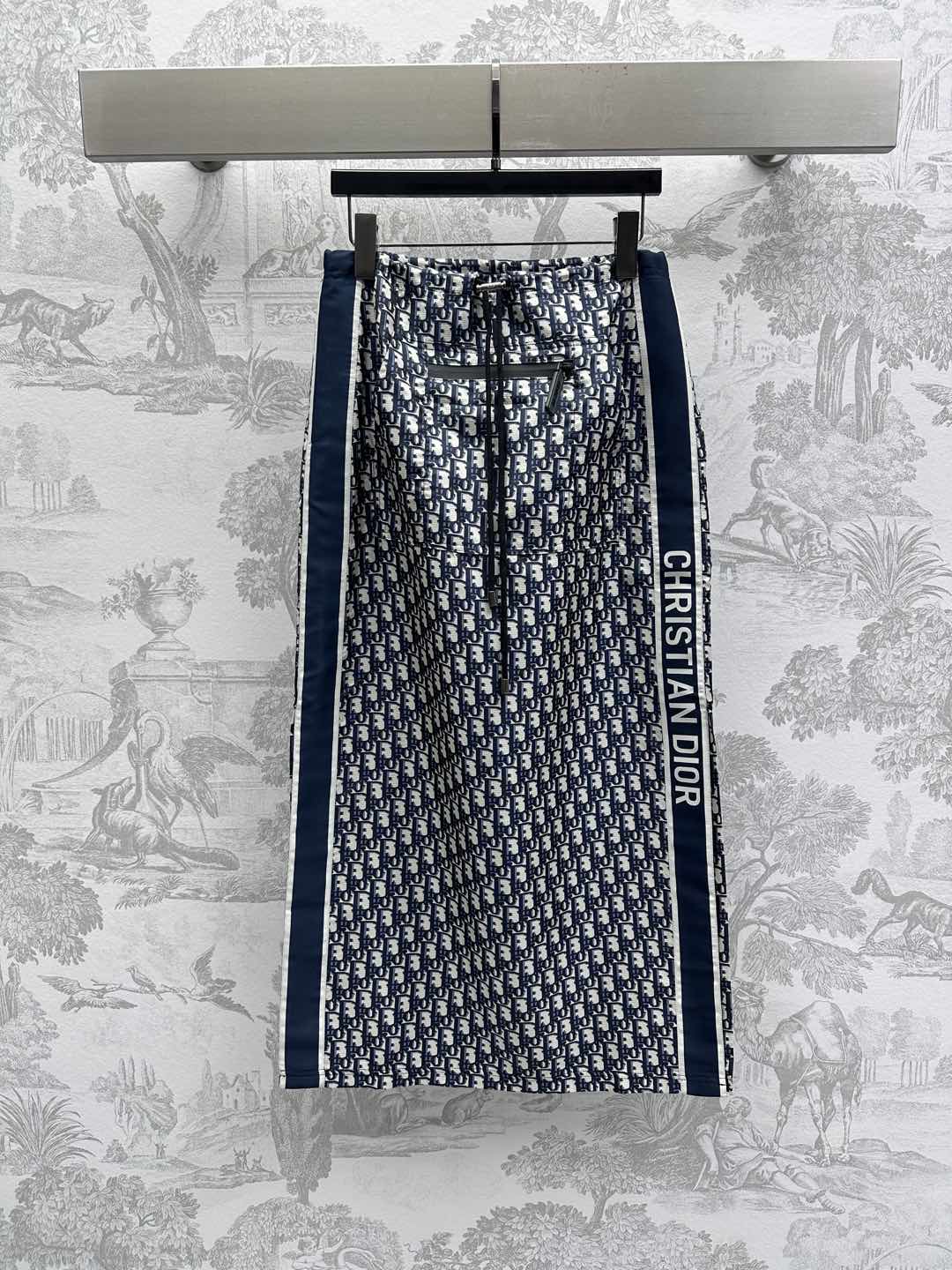 NO:324566,Dio*2025 new product launches jacquard work pocket skirt. Customized YB imported jacquard material, crisp, comfortable and stylish. High-waist elastic long skirt style design. Drawstring and zipper pocket details add layering to the touch, showing the casual atmosphere of the workwear. Decorated with the iconic letters of the whole body, highlighting the brand tone. Symmetrical printed webbing color contrasting colors on the outside are interspersed with brand letter logos. Rich visual effects. The medium-length style is matched with the side slits to modify the leg lines to show the overall coordination charm. The surface auxiliary materials development. Drawstring skirt tailoring can be matched with the same series of tops. The set of upper body is brilliant and fashionable. High version,,dior, skirts,alexander wang19860909Dio*2025新品上架提花工装口袋半裙 定制YB进口提花材质 挺括舒适有型 高腰弹力长半裙版型设计 抽绳和拉链口袋细节处理 增添造型层次感 尽显工装休闲气息 饰以通体标志性字母提花满铺 彰显品牌调性 外侧对称印花织带撞色作为亮点 穿插品牌字母徽标于其中 丰富视觉效果 中长版型配合侧面开叉 修饰腿部线条 更显整体协调魅力 面辅料开发 抽绳半身裙剪裁 可搭配同系列上衣 成套上身出彩时髦  高版本,,dior,skirts,alexander wang,Women's clothing