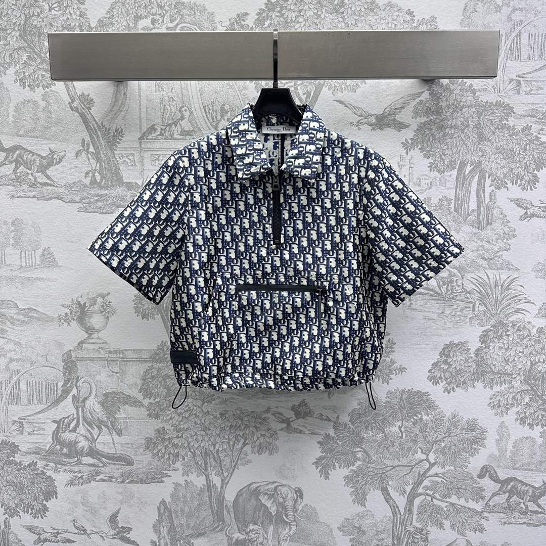 NO:324569,Dio*2025 new product launches jacquard short-sleeved jacket, customized YB imported jacquard material, crisp, comfortable and stylish, lapel half-pallet style design, iconic letters full of jacquard, highlight the brand tone, waist embellishment brand square mark, increase the styling layering, surface auxiliary material development, lapel short-sleeved top cut, can be matched with skirts in the same series, complete set of top-fitting and fashionable, high-version, dior, skirts, T-shirt, alexander wang19860909Dio*2025新品上架提花短袖冲锋衣 定制YB进口提花材质 挺括舒适有型 翻领半开襟版型设计 通体标志性字母提花满铺 彰显品牌调性 腰侧点缀品牌印刻方标 增加造型层次感 面辅料开发 翻领短袖上衣剪裁 可搭配同系列半裙 成套上身出彩时髦  高版本,,dior,skirts,T-shirt,alexander wang,Women's clothing