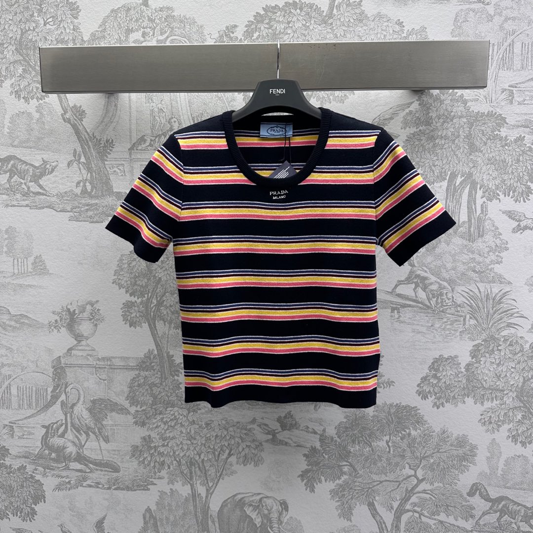 NO:325548,Prad*2025 new product is on the shelves of striped short-sleeved knitted custom YB imported wool knitted material. The color is fixed and dyed and restores the quality. Soft and skin-friendly, comfortable and stylish. It presents a distinct plush texture. The neckline is decorated with dark edges and large body stripes to add a sense of styling. The whole body color is intertwined with letter logos on the chest to highlight the brand tone. The retro style is strong. The slim fit style highlights the figure. The surface auxiliary materials are developed. The round neck short-sleeved top style is cut. The outfit is age-reducing youth. You can easily control it on daily commuting and dates. High-end version, prada, T-shirt, alexander wang19860909Prad*2025新品上架条纹短袖针织定制YB进口羊毛针织材质 定色定染还原品相 柔软亲肤 舒适有型 呈现明显毛绒料质感更显份量 领口饰以深色包边与大身条纹碰撞 增添造型层次感 通体彩色交织胸前字母徽标点缀装饰 彰显品牌调性 复古风格强烈 修身版型凸显身材 面辅料开发 圆领短袖上衣版型剪裁 穿搭减龄青春 日常通勤约会都能轻松驾驭  高版本,,prada,T-shirt,alexander wang,Women's clothing