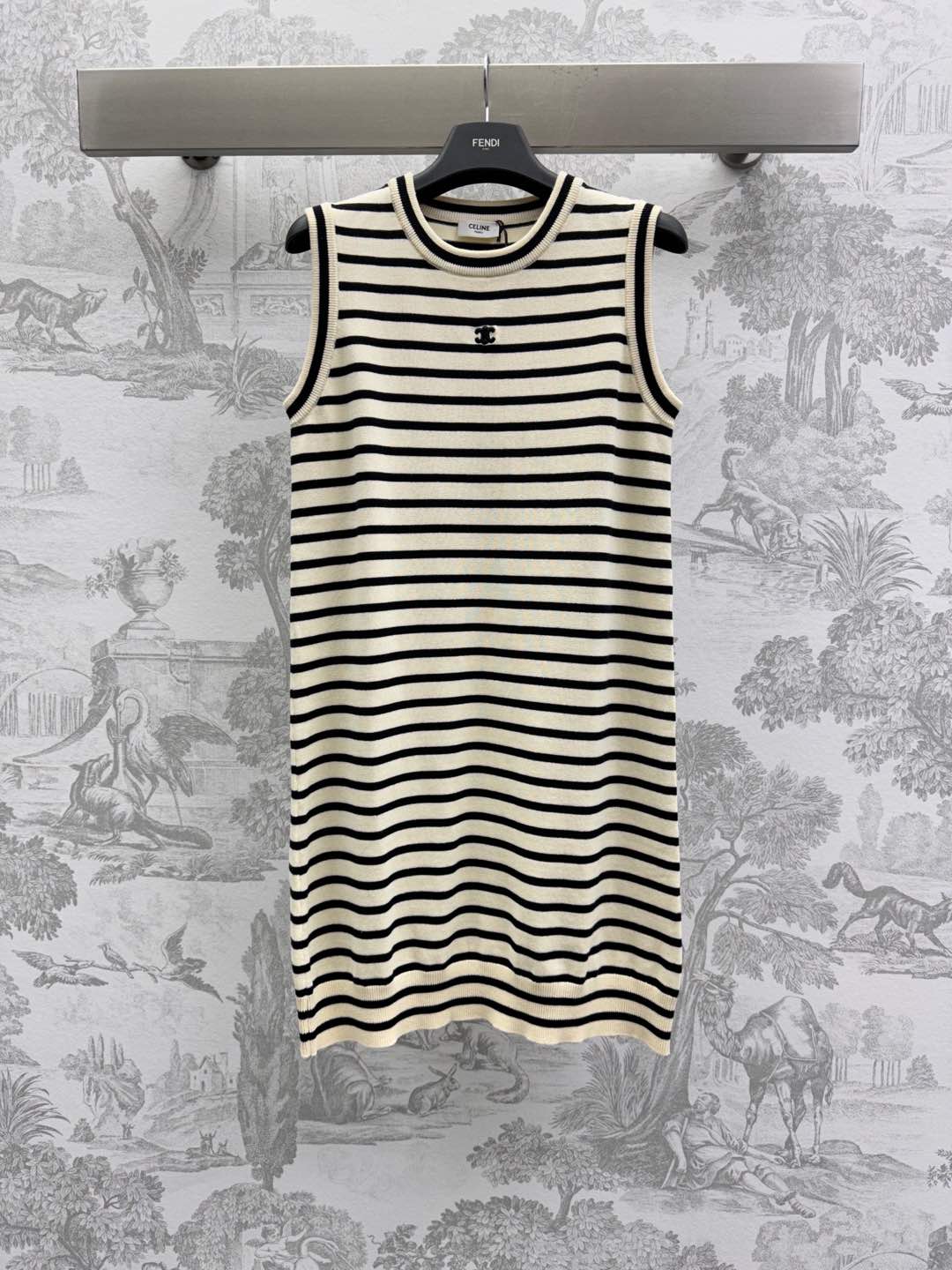 NO:325533,Celin*2025 new product is on the shelves of striped knitted vest skirts. Customized YB imported wool knitted material. Fixed color, fixed dyeing and restored quality. Soft and skin-friendly. Comfortable and stylish. Striped edges and large body are different. Adding a sense of styling. The whole body horizontal striped Arc de Triomphe logo embroidered crochet decoration to highlight the brand tone. Slim fit style highlights the figure. Face auxiliary materials development. Round neck vest dress style cut. Wearing reduces age and youth. You can easily control it on daily commuting and dates. High-end version, celine, skirts, alexander wang19860909Celin*2025新品上架条纹针织背心裙定制YB进口羊毛针织材质 定色定染还原品相 柔软亲肤 舒适有型 条纹包边与大身走向相异 增添造型层次感 通体横条纹胸前凯旋门徽标刺绣钩花装饰 彰显品牌调性 修身版型凸显身材 面辅料开发 圆领背心连衣裙版型剪裁 穿搭减龄青春 日常通勤约会都能轻松驾驭  高版本,,celine,skirts,alexander wang,Women's clothing