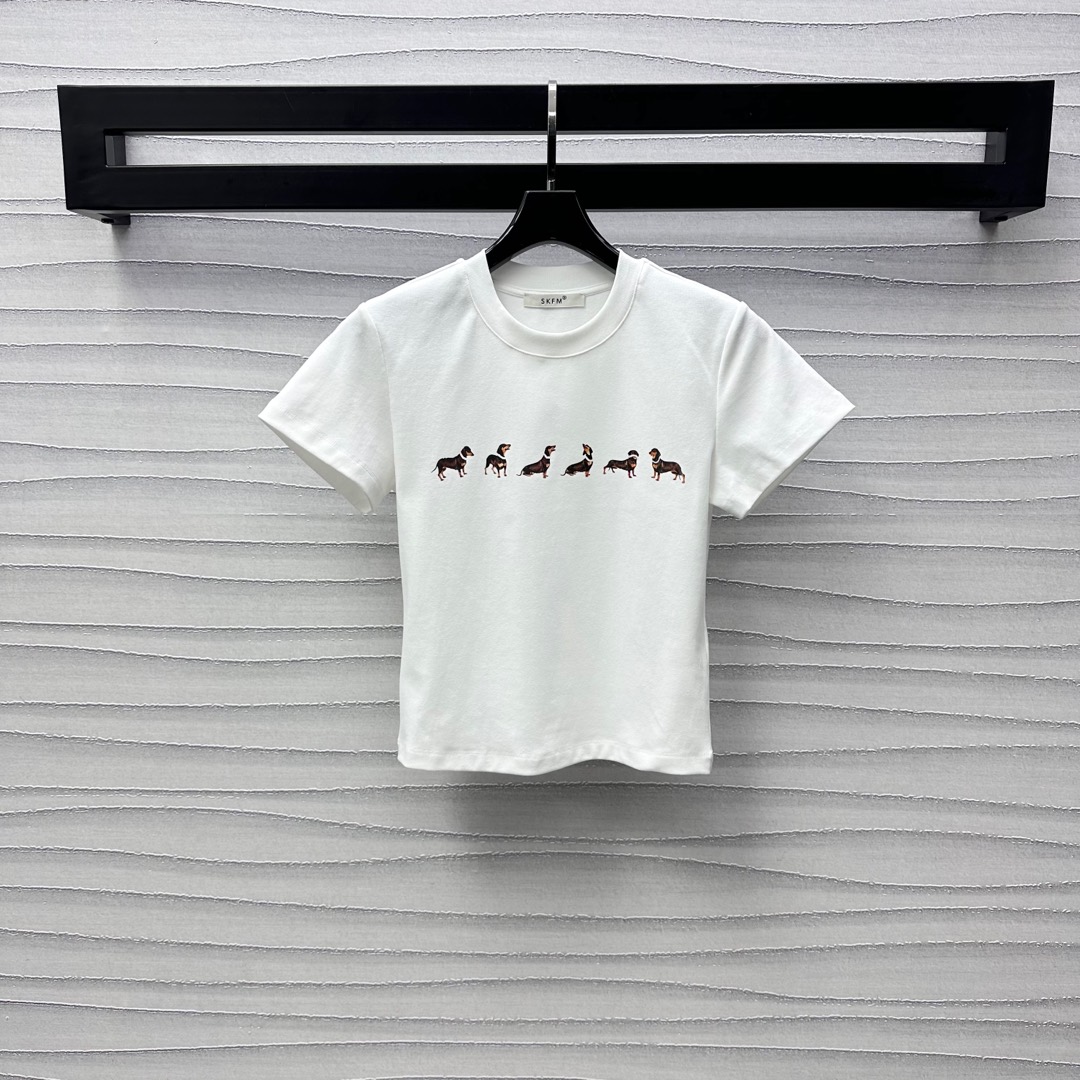 NO:324525,Markgon*'s newest product is on the shelves of round neck slim short sleeves custom YB imported cotton material breathable and comfortable, slightly elastic, puppy prints arranged on the chest, embellishing and decoration, highlighting the brand tone, slim fit, inclusive and slim, and adds a sense of styling, and develops auxiliary materials. Short T-shirt tailoring, single-wearing inner wear is brilliant and fashionable. High-version 2 colors 766110,,T-shirt,tees,t-shirt,alexander wang19860909Markgon*新品上架圆领修身短袖定制YB进口全棉材质 透气舒适 略带有弹力 胸前排列小狗印花图案点缀装饰 彰显品牌调性 修身版型包容显瘦 增添造型层次感 面辅料开发 短款T恤剪裁 单穿内搭都出彩时髦  高版本2色 766110,,T-shirt,tees，t-shirt,alexander wang,Women's clothing