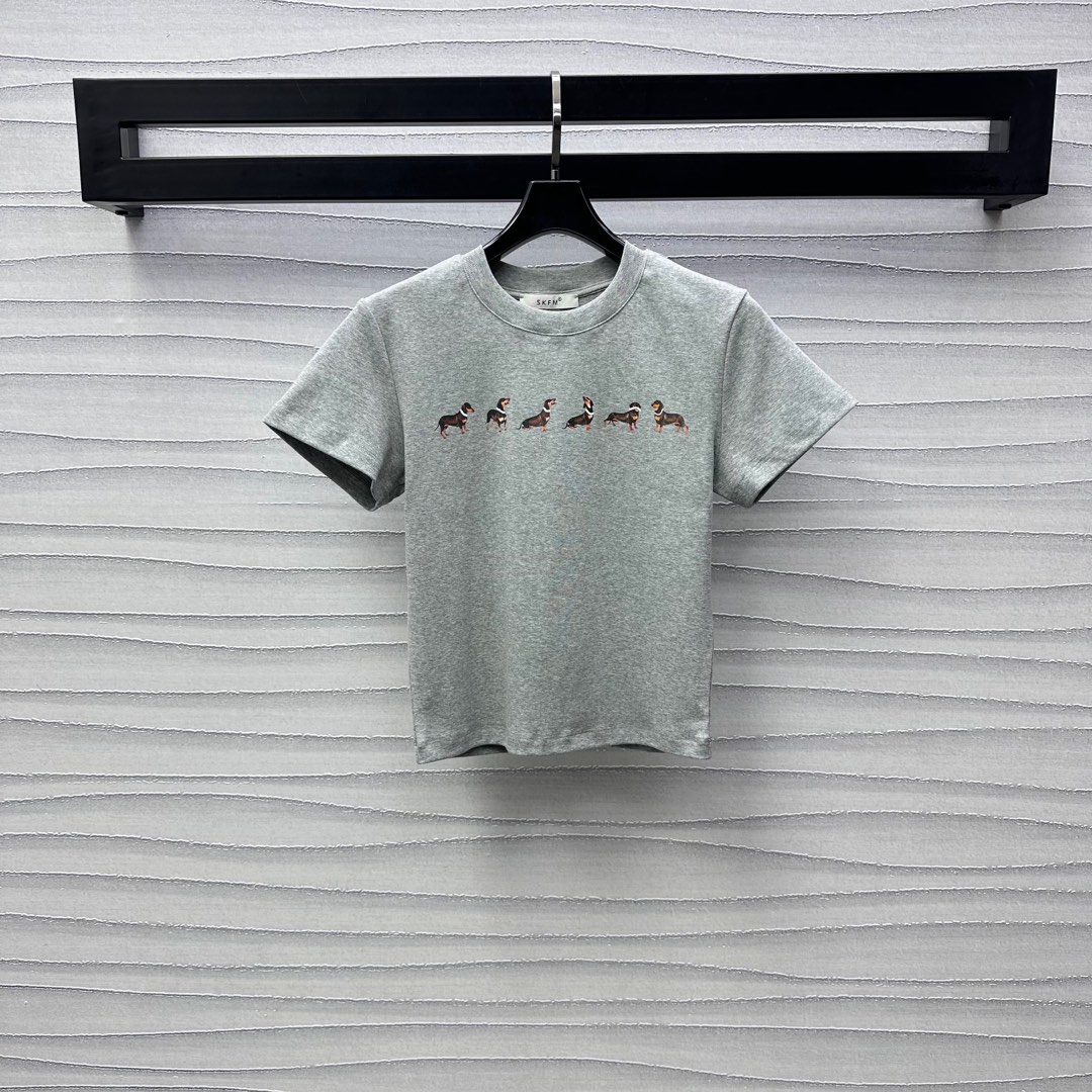 NO:324521,Markgon*'s new product is on the shelves of round neck slim short sleeves custom YB imported cotton material breathable and comfortable, slightly elastic, puppy prints arranged on the chest, embellished and decorated, highlighting the brand tone, slim fit, inclusive and slim, and adds a sense of styling, and develops auxiliary materials. Short T-shirt tailoring, single-wearing inner wear is brilliant and fashionable. High-version 2 colors, T-shirt, tees, t-shirt, alexander wang19860909Markgon*新品上架圆领修身短袖定制YB进口全棉材质 透气舒适 略带有弹力 胸前排列小狗印花图案点缀装饰 彰显品牌调性 修身版型包容显瘦 增添造型层次感 面辅料开发 短款T恤剪裁 单穿内搭都出彩时髦  高版本2色,,T-shirt,tees，t-shirt,alexander wang,Women's clothing