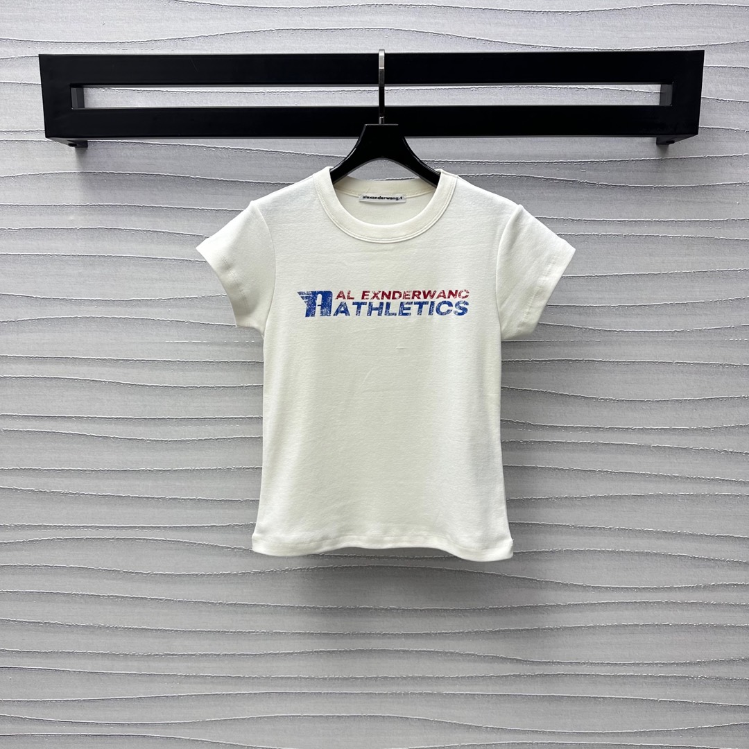 NO:324531,Alexanderwan*'s new product is available on the shelves of round neck slim short sleeves custom YB imported cotton material breathable and comfortable, slightly elastic, the iconic letter printed logo embellishes on the chest, highlighting the brand tone, the slim fit style is inclusive and slim, and adds a sense of styling. The development of auxiliary materials for the surface. Short T-shirt tailoring. The inner wear is brilliant and fashionable. High-end version, T-shirt,tees, t-shirt,alexander wang19860909Alexanderwan*新品上架圆领修身短袖定制YB进口全棉材质 透气舒适 略带有弹力 胸前标志性字母印花徽标点缀 彰显品牌调性 修身版型包容显瘦 增添造型层次感 面辅料开发 短款T恤剪裁 单穿内搭都出彩时髦  高版本,,T-shirt,tees，t-shirt,alexander wang,Women's clothing