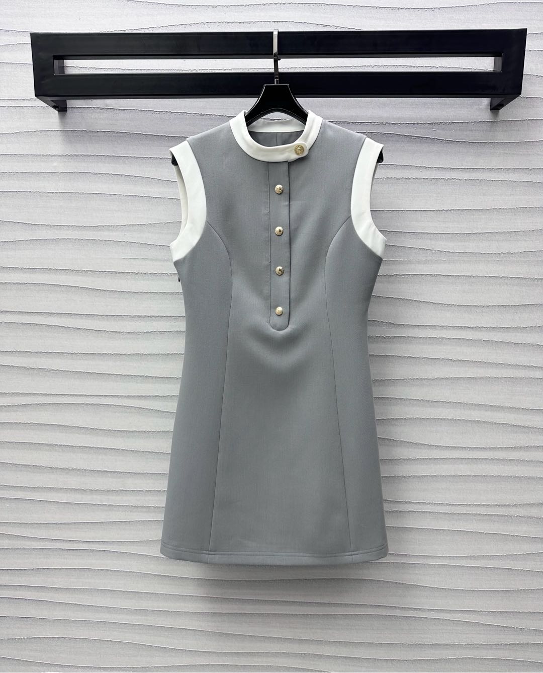 NO:326017,Louis Vuitto*2025 new product is available for contrasting color sleeveless dress custom YB imported acetic acid material, full texture, obvious texture, white edge strips splicing contrasting design of neckline cuffs, add layered design of styling, half-open tiles, round buckle adjustment, highlight the brand tone, back leather label embellishment echoes, rich visual effects, surface auxiliary material development, small stand-alone collar, waist vest skirt tailoring, upper body is inclusive and slimming, high-end style, first choice for daily commuting and date outfits, high-end version 7,,louis vuitton, skirts, alexander wang19860909Louis Vuitto*2025新品上架撞色无袖连衣裙定制YB进口醋酸材质 质感十足 肌理明显 领口袖口白色边条拼接撞色设计 增添造型层次感 半开襟刻字圆扣调节处理 彰显品牌调性 后背皮标点缀呼应 丰富视觉效果 面辅料开发 小立领掐腰背心裙剪裁 上身包容显瘦 高级洋气 日常通勤约会穿搭首选   高版本 7,,louis vuitton,skirts,alexander wang,Women's clothing