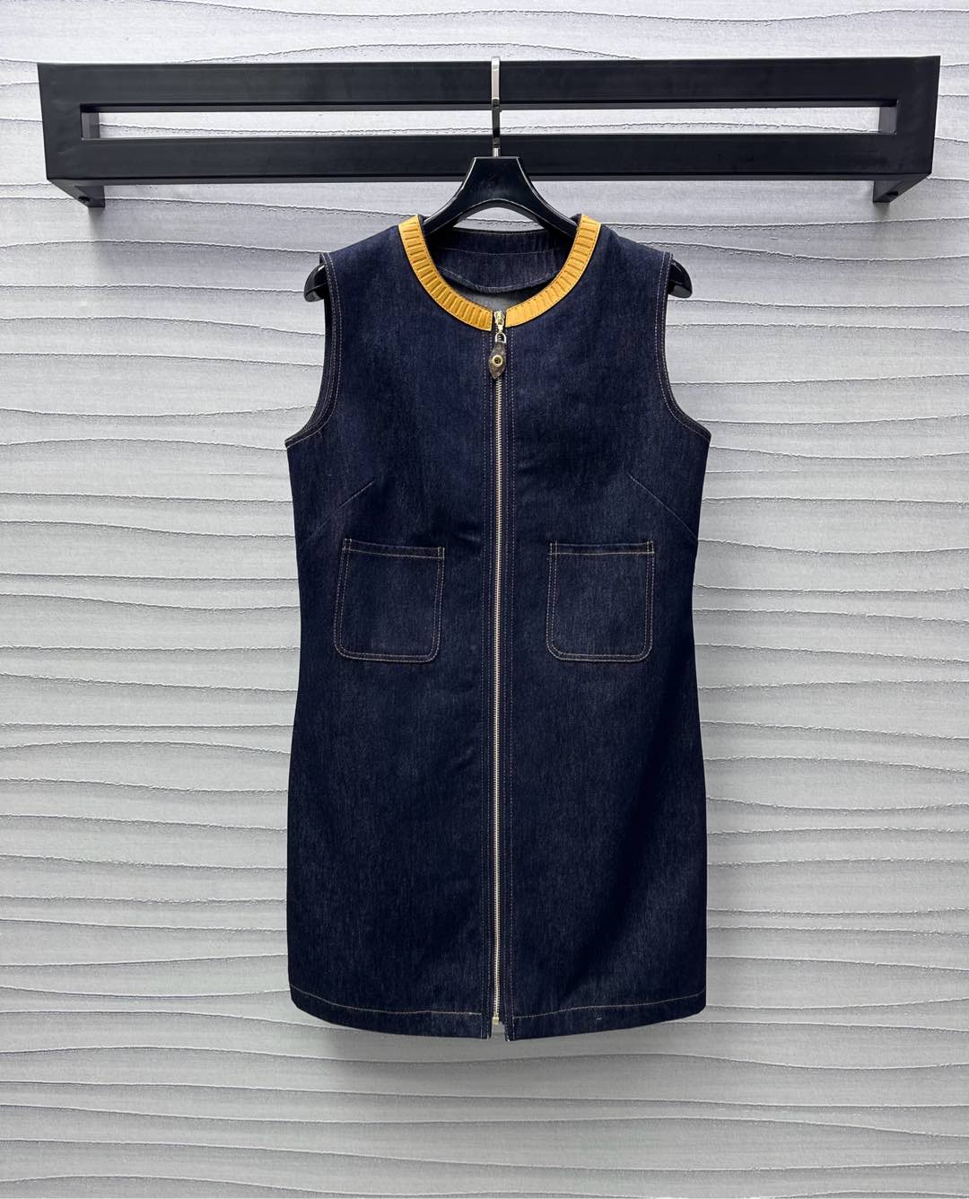 NO:326041,Louis Vuitto*2025 new product is available for leather denim vest skirt custom YB imported twill denim material Multi-washed texture retro neckline decoration with leather striped texture design to add layered shapes Symmetric pocket embellishment and decoration at waist Rich visual effects Open-clad leather zipper adjustment treatment Show brand tone Sleeveless dress style cut Top body slim and fashionable outfit high-end style High-end version 7,,louis vuitton, skirts,alexander wang19860909Louis Vuitto*2025新品上架拼皮牛仔背心裙定制YB进口斜纹牛仔材质 多重水洗 质感复古 领口饰以拼皮压条纹理设计 增添造型层次感 腰间对称口袋点缀装饰 丰富视觉效果 开襟皮标拉链调节处理 彰显品牌调性 无袖连衣裙版型剪裁 上身显瘦时髦穿搭高级洋气   高版本 7,,louis vuitton,skirts,alexander wang,Women's clothing