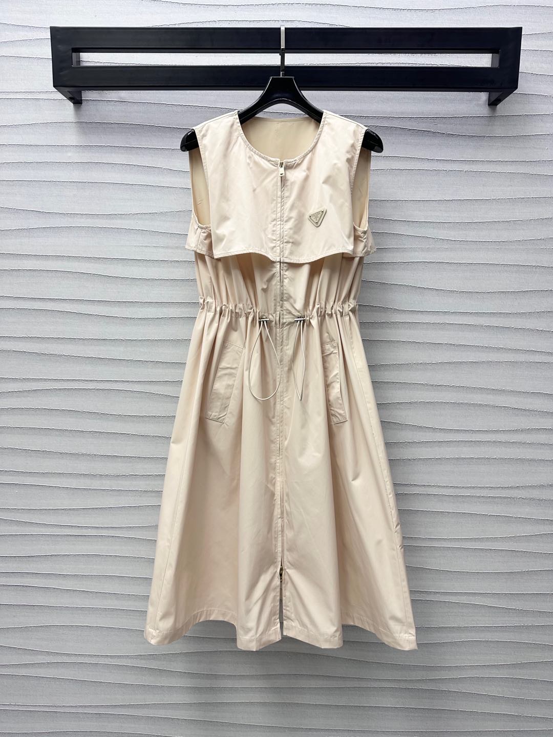 NO:326034,Prad*2025 new product launches drawstring zipper vest skirt custom YB imported recycled nylon material with high-quality texture, crisp and stylish, large body full voxel color, combined with the upper body shawl-style two-layer superposition design, adding layered styling, elastic drawstring at waist, loose, comfortable and casual shaping, achieving the effect of segmentation proportions, embellished with the iconic triangle logo decoration on the chest, highlighting the brand tone, surface auxiliary material development, zipper open-card dress style tailoring, meet various needs for commuting and date, and the outfit is more high-end and fashionable. High-version 2 colors,,prada, skirts,shawls,alexander wang19860909Prad*2025新品上架抽绳拉链背心裙定制YB进口再生尼龙材质 质感高级 挺括有型 大身通体素色 配合上半身披肩式两层叠加丰富设计 增添造型层次感 腰间弹力抽绳收腰处理 宽松舒适随意塑造 达到分割比例效果 胸前点缀标志性三角徽标装饰 彰显品牌调性 面辅料开发 拉链开襟连衣裙版型剪裁 满足通勤约会多种需求 穿搭更显高级时髦  高版本2色,,prada,skirts,shawls,alexander wang,Women's clothing