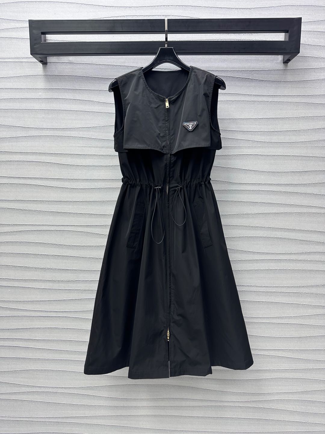 NO:326040,Prad*2025 new product launches drawstring zipper vest skirt custom YB imported recycled nylon material with high-quality texture, crisp and stylish, large body full voxel color, combined with the upper body shawl-style two-layer superposition design, adding layered styling, elastic drawstring at waist, loose, comfortable and casual shaping, achieving the effect of segmentation proportions, embellished with the iconic triangle logo decoration on the chest, highlighting the brand tone, surface auxiliary material development, zipper open-card dress style tailoring, meet various needs for commuting and date, and the outfit is more high-end and fashionable. High-version 2 colors,,prada, skirts,shawls,alexander wang19860909Prad*2025新品上架抽绳拉链背心裙定制YB进口再生尼龙材质 质感高级 挺括有型 大身通体素色 配合上半身披肩式两层叠加丰富设计 增添造型层次感 腰间弹力抽绳收腰处理 宽松舒适随意塑造 达到分割比例效果 胸前点缀标志性三角徽标装饰 彰显品牌调性 面辅料开发 拉链开襟连衣裙版型剪裁 满足通勤约会多种需求 穿搭更显高级时髦  高版本2色,,prada,skirts,shawls,alexander wang,Women's clothing