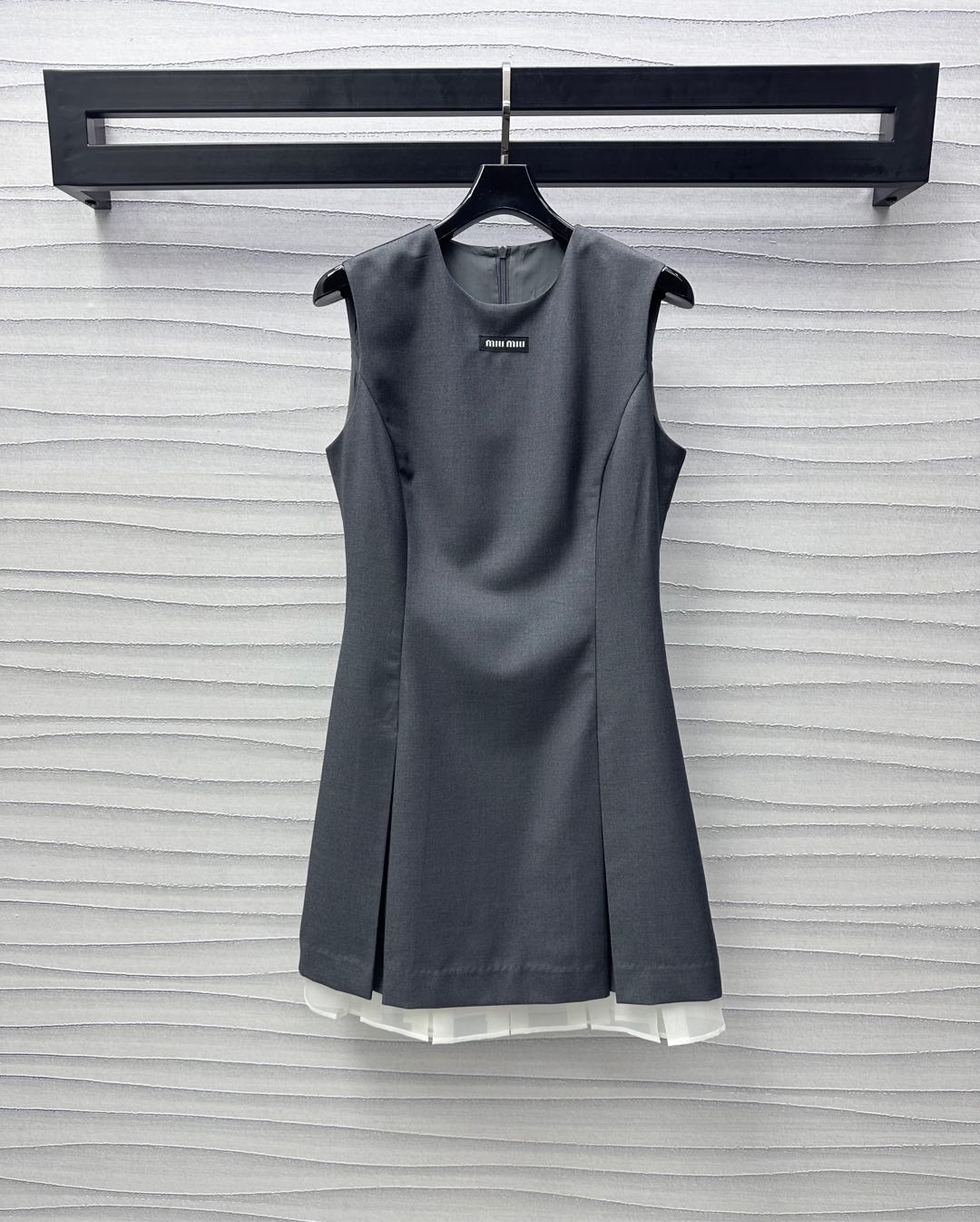 NO:326029,Miumi*2025 new product is on the shelves of spliced ​​vest skirts and customized YB imported suit material. The texture is draped and high-quality comfortable. The skirt hem is spliced ​​and white shirt fabric design adds styling layering. The iconic letter logo on the chest embellishes the brand tone. The waist-hugging style is matched with the pleated skirt hem. Rich visual effects. Modify the body proportions and show the elegant temperament. The development of surface accessories. Sleeveless dress tailoring. Easy to control fashionable outfits on daily commuting and dates. High-end version 766,,miumiu, skirts,shirts, business suit,alexander wang19860909Miumi*2025新品上架拼接背心裙定制YB进口西装材质 质感垂顺 高级舒适 裙摆拼接白色衬衫布设计 增添造型层次感 胸前标志性字母徽标点缀装饰 彰显品牌调性 收腰版型配合压褶裙摆处理 丰富视觉效果 修饰身材比例 尽显优雅气质 面辅料开发 无袖连衣裙剪裁 日常通勤约会轻松驾驭时尚穿搭 高版本 766,,miumiu,skirts,shirts,business suit,alexander wang,Women's clothing