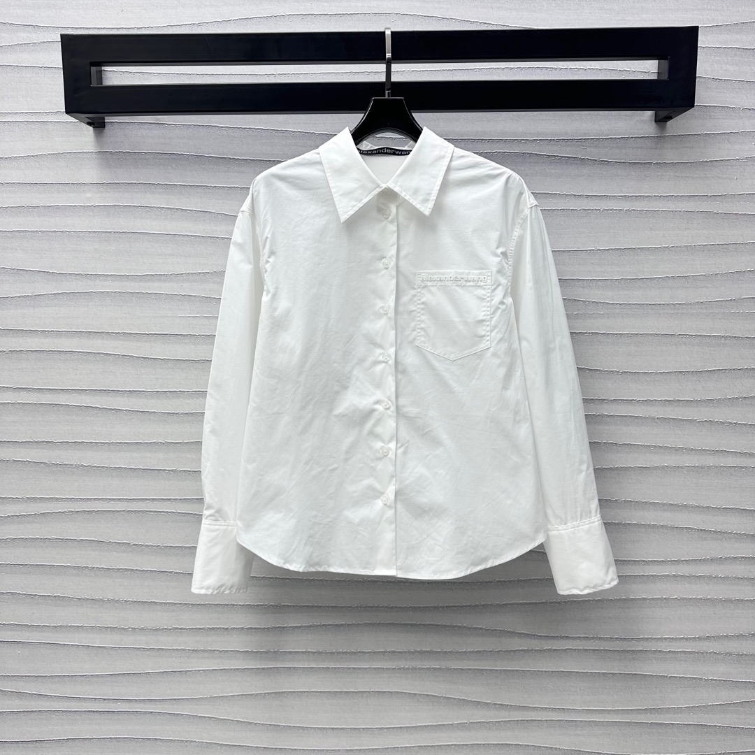NO:326042,Alexanderwan*2025 new product is on the shelves of pleated waist-length sleeve shirts customized YB imported twill cotton material, comfortable texture, smooth and high-end, iconic letter logo embellished in the front pocket, highlighting the brand tone, matched with the elastic waist-length design of the back waist, adding layered look, inclusive of the figure and tightening the waist curve, creating a good proportion of short and long on the upper body, large body, plain color, versatile and not picky, no need for extra decoration, more uniform and coordinated style, development of surface accessories, button plaid shirt style and tailoring, easy to adapt to other items, daily casual commuting outfits are not easy to make mistakes, high-end version, shirts, alexander wang19860909Alexanderwan*2025新品上架褶皱收腰长袖衬衣定制YB进口斜纹全棉材质 质感舒适 垂顺高级 前侧口袋标志性字母徽标点缀之上 彰显品牌调性 搭配后腰弹力收腰设计 增添造型层次感 包容身材同时收紧腰身曲线 打造上短下长好比例 大身素色百搭不挑人 通体无需赘饰 风格更统一协调 面辅料开发 纽扣开襟衬衫版型剪裁 轻松适配其他单品 日常休闲通勤穿搭不易出错  高版本,,shirts,alexander wang,Women's clothing