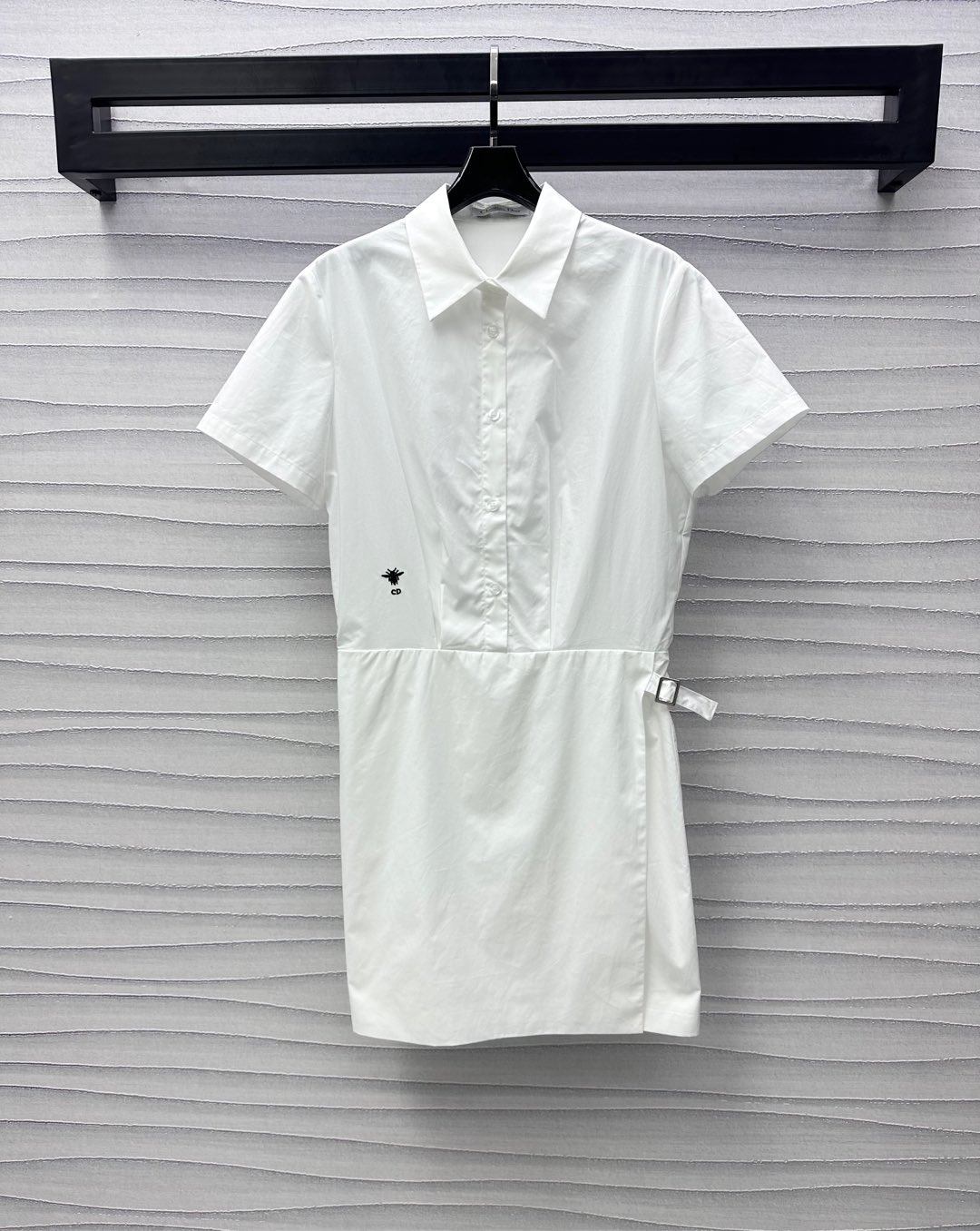 NO:326035,Dio*2025 new product is on the shelves of lapel short-sleeved shirt skirt, customized YB imported twill cotton material, comfortable and delicate texture, front shoulder half-pallet button shirt style, neatly cut and slim fit, mid-length style with high waistline outlines the curve, effectively covers the hips and makes it look slim, waist embroidered CD bee logo embellishment, highlights the brand tone, single-side waist and hip adjustment buckle design, adds styling level, surface auxiliary material development, half-pallet shirt skirt tailoring, upper body is full of high-end exquisite atmosphere, daily commuting and dates are easy to wear to create a fashionable feeling, high-end version,,dior, skirts,shirts,T-shirts,alexander wang19860909Dio*2025新品上架翻领短袖衬衣裙定制YB进口斜纹全棉材质 质感舒适细腻 正肩半开襟纽扣衬衫版型 裁剪利落修身 中长版型配合高腰线勾勒曲线 有效遮胯更显苗条 腰间刺绣CD蜜蜂徽标点缀装饰 彰显品牌调性 单侧腰胯调节扣带设计 增添造型层次 面辅料开发 半开襟衬衣裙剪裁 上身充满高级精致气息 日常通勤约会轻松穿搭出洋气感 高版本,,dior,skirts,shirts,T-shirt,alexander wang,Women's clothing