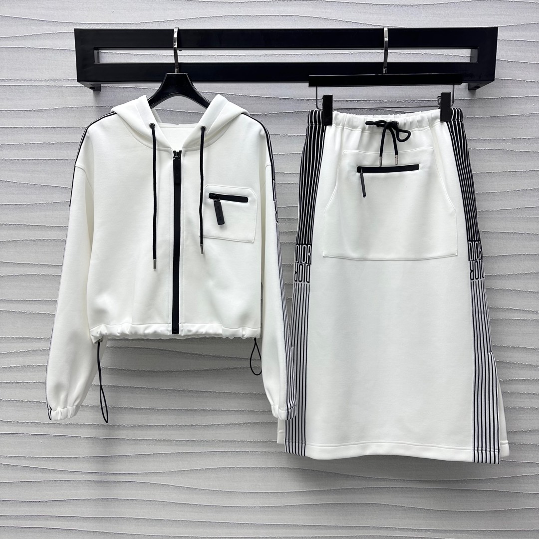 NO:326030,Dio*2025 new product hooded jacket skirt set customized YB imported twill cotton material, skin-friendly, elastic and comfortable, symmetrical on the outside, using the contrasting color of the webbing as the highlight, interspersed with the brand letter logo, highlighting the brand tone, drawstring and zipper pocket design, adding layering, showing the casual atmosphere of workwear, surface and auxiliary materials development, hooded zipper jacket high-waist elastic skirt, medium-length style with side slits, modifying the leg lines, more overall coordination and charm, details echo up and down, complete set casual and lazy, high-version 2 colors,,dior, skirts, jackets & coats,hats,alexander wang19860909Dio*2025新品上架连帽外套半裙套装定制YB进口斜纹全棉材质 亲肤弹力舒适自如 外侧对称沿用织带撞色作为亮点 穿插品牌字母徽标于其中 彰显品牌调性 抽绳和拉链口袋设计 增添造型层次感 展现工装休闲气息 面辅料开发 连帽拉链外套高腰弹力半裙 中长版型配合侧面开叉 修饰腿部线条 更显整体协调魅力 细节上下呼应 成套穿搭休闲慵懒  高版本2色,,dior,skirts,jackets & coats,hats,alexander wang,Women's clothing