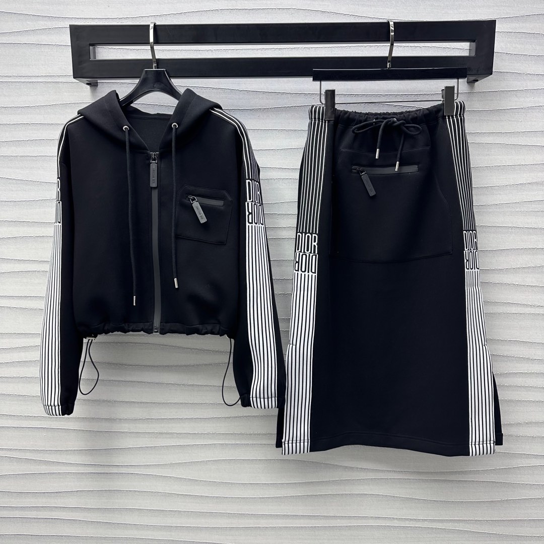 NO:326036,Dio*2025 new product hooded jacket skirt set customized YB imported twill cotton material, skin-friendly, elastic and comfortable, symmetrical on the outside, using the contrasting color of the webbing as the highlight, interspersed with the brand letter logo, highlighting the brand tone, drawstring and zipper pocket design, adding layering, showing the casual atmosphere of workwear, surface and auxiliary materials development, hooded zipper jacket high-waist elastic skirt, medium-length style with side slits, modifying the leg lines, more overall coordination and charm, details echo up and down, complete set casual and lazy, high-version 2 colors,,dior, skirts, jackets & coats,hats,alexander wang19860909Dio*2025新品上架连帽外套半裙套装定制YB进口斜纹全棉材质 亲肤弹力舒适自如 外侧对称沿用织带撞色作为亮点 穿插品牌字母徽标于其中 彰显品牌调性 抽绳和拉链口袋设计 增添造型层次感 展现工装休闲气息 面辅料开发 连帽拉链外套高腰弹力半裙 中长版型配合侧面开叉 修饰腿部线条 更显整体协调魅力 细节上下呼应 成套穿搭休闲慵懒  高版本2色,,dior,skirts,jackets & coats,hats,alexander wang,Women's clothing