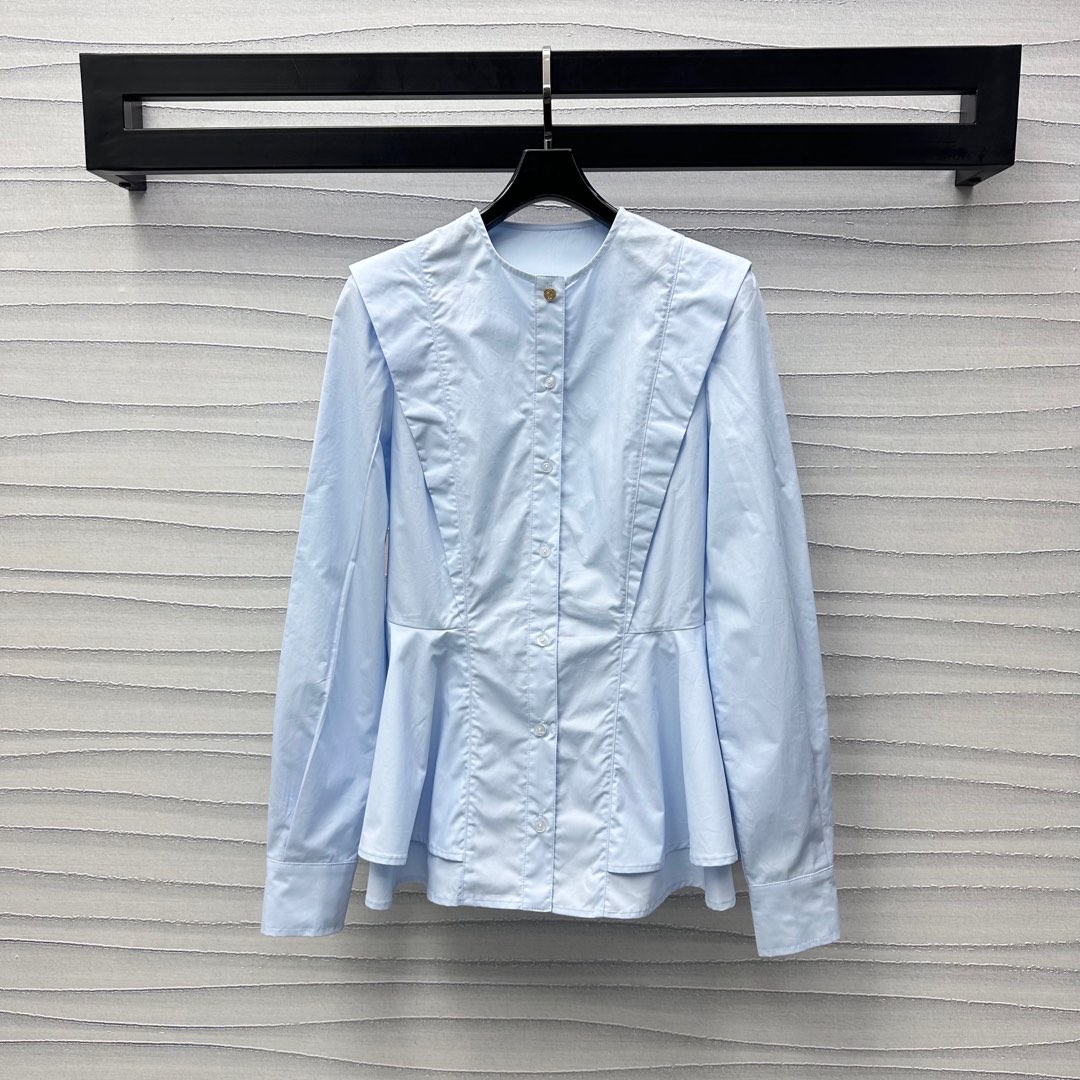 NO:326049,Louis Vuitto*2025 new product is on the shelves of pleated lace waist-hugging shirts. Customized YB imported twill cotton. The texture is comfortable and delicate. The waist-standing cut has a waist-hugging effect. It adds a sense of layering and highlights the proportional advantages of short and long upper body. The hem uses pleats to present a loose umbrella shape. Effectively cover the hips and make it look slimmer. Single-row buttons adjust the plaid to highlight the brand tone. Face and auxiliary materials development. The round neck shirt style is cut neat and slim. The upper body is full of exquisite British atmosphere. It is casually matched with skirts or pants. The exquisiteness is full. It is easy to wear on daily commuting, dates and vacations. High-end 3 colors,,louis vuitton, skirts,shirts,alexander wang19860909Louis Vuitto*2025新品上架褶皱花边收腰衬衣定制YB进口斜纹全棉材质 质感舒适细腻 腰间立裁起到收腰效果 增添造型层次感 更凸显上短下长的比例优势 下摆利用褶皱呈现外散伞状 有效遮胯更显苗条 单排纽扣调节开襟处理 彰显品牌调性 面辅料开发 正肩圆领衬衫版型剪裁 利落修身 上身充满精致英伦气息 随意搭配半裙或裤子 精致度拉满 日常通勤约会度假轻松穿搭出洋气感 高版本3色,,louis vuitton,skirts,shirts,alexander wang,Women's clothing