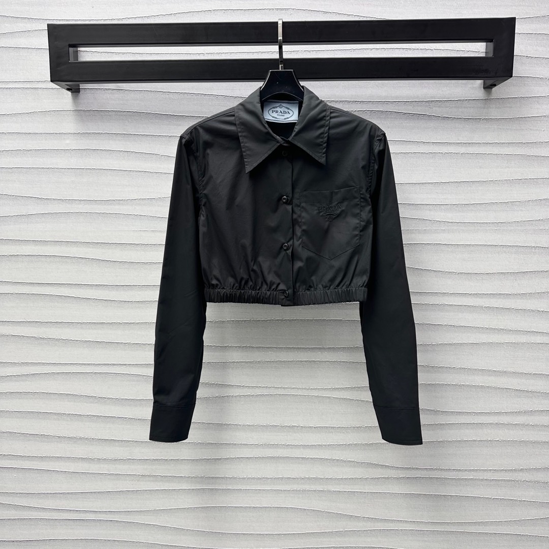 NO:326027,Prad*2025 new product is on the shelves of the lapel short shirt with custom YB imported twill cotton. The texture is comfortable and delicate. The short vertical tailoring at the waist is combined with elastic and elastic design. It adds a sense of styling and waist-hugging effect. It highlights the proportional advantages of short and long upper and lower length. The iconic letter embroidery logo embellishment on the chest. The logo of the single-sided pocket on the chest shows the brand tone. The development of the auxiliary materials. The lapel button shirt style is cut neatly and slim. It is full of high-end and exquisite atmosphere. The basic shirt that can be controlled on daily commuting and dates. It is easy to wear and feel fashionable. High-end version, prada,shirts,alexander wang19860909Prad*2025新品上架翻领短款衬衣定制YB进口斜纹全棉材质 质感舒适细腻 腰间短款立裁配合弹力松紧设计 增添造型层次感 起到收腰效果 更凸显上短下长的比例优势 胸前单侧口袋标志性字母刺绣徽标点缀 彰显品牌调性 面辅料开发 翻领纽扣衬衫版型剪裁 裁剪利落修身 充满高级精致气息 日常通勤约会都可驾驭的基础衬衫 轻松穿搭出洋气感 高版本,,prada,shirts,alexander wang,Women's clothing