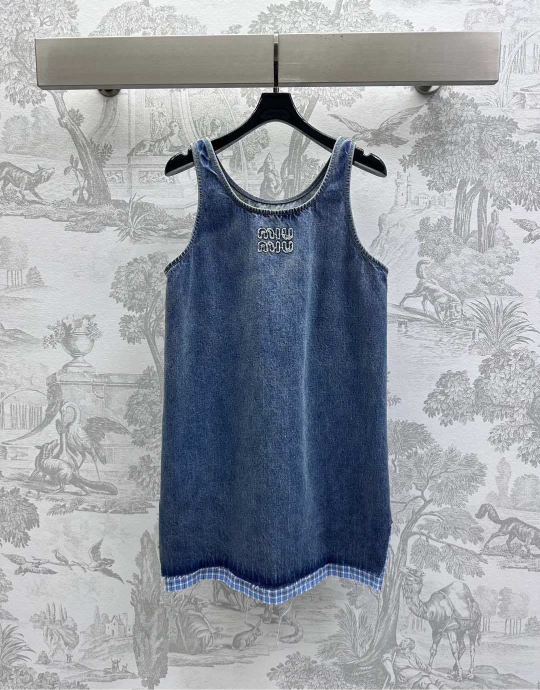 NO:326586,Miumi*2025 new product is on the shelves of spliced ​​denim vest skirts Customized YB imported twill cotton denim material Washed soft and skin-friendly Round neck style design effectively exposes skin, improves shoulder and neck lines, iconic letter embroidery logo embellishment on the chest, highlights the brand tone, hem bristle blue plaid shirt cloth splicing treatment to add styling layering, surface auxiliary materials development Straight vest skirt tailoring, single layering, series development High-end version,,miumiu, skirts,shirts,alexander wang19860909Miumi*2025新品上架拼接牛仔背心裙定制YB进口斜纹棉牛仔材质 水洗柔软亲肤 圆领版型设计有效露肤 改善肩颈线条 胸前标志性字母刺绣徽标点缀 彰显品牌调性 下摆毛边蓝色格纹衬衫布拼接处理 增添造型层次感 面辅料开发 直筒背心裙剪裁 单穿叠穿出彩甜酷 系列开发  高版本,,miumiu,skirts,shirts,alexander wang,Women's clothing