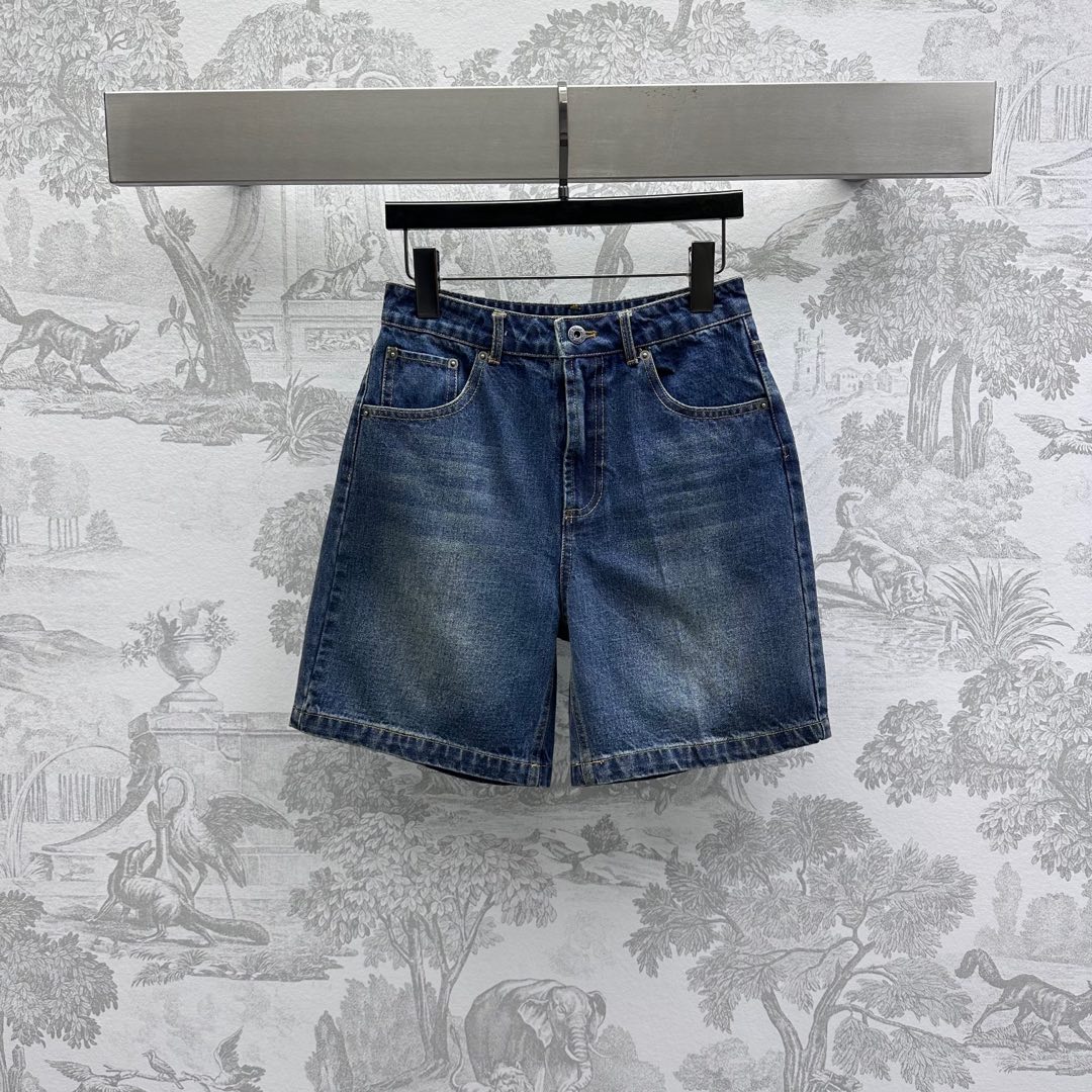 NO:326583,Miumi*2025 new product is on the shelves of spliced ​​denim mid-trousers customized YB imported twill cotton denim material, washable soft and skin-friendly, high-waist buckle symmetrical pocket style design, with natural color rub effect, add layering, the rear hip pocket iconic letter embroidery logo embellishment, highlight the brand tone, surface auxiliary material development, high-waist mid-trousers tailoring, can be matched with jackets in the same series, details echo up and down, complete sets of outfits are brilliant and cool, series development, high-version 76,,miumiu, jackets & coats,alexander wang19860909Miumi*2025新品上架拼接牛仔中裤定制YB进口斜纹棉牛仔材质 水洗柔软亲肤 高腰系扣对称口袋版型设计 配合自然擦色效果 增添造型层次感 后臀口袋标志性字母刺绣徽标点缀之上 彰显品牌调性 面辅料开发 高腰中裤剪裁 可搭配同系列外套 细节上下呼应 成套穿搭出彩甜酷 系列开发  高版本 76,,miumiu,jackets & coats,alexander wang,Women's clothing