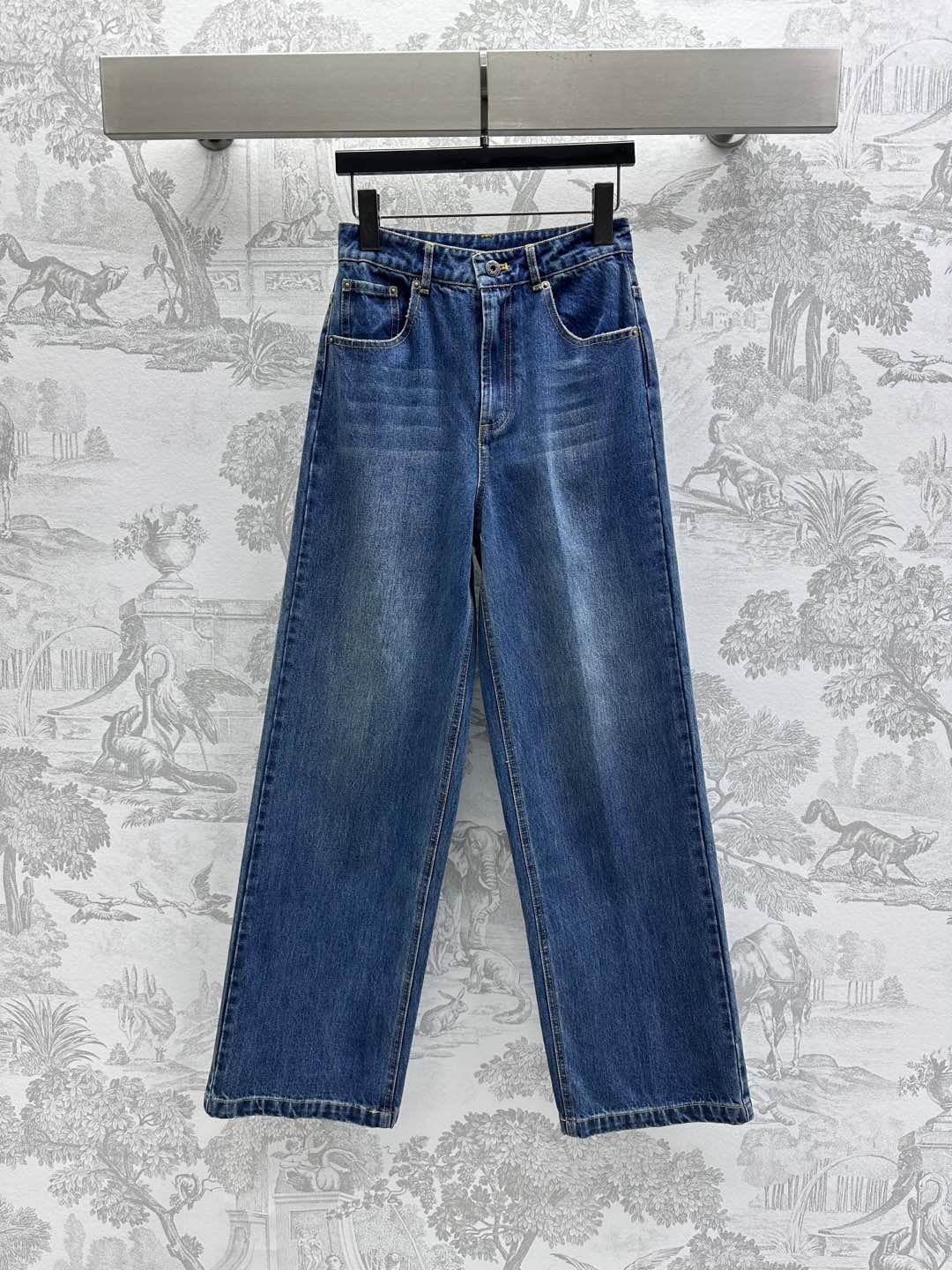 NO:326579,Miumi*2025 new product is on the shelves of spliced ​​denim twill trousers customized YB imported twill cotton denim material washable soft and skin-friendly. High-waist buckle symmetrical pocket style design. Combined with natural color rubbing effect, add layered look. The iconic letter embroidery logo embellishment of the rear hip pocket, highlights the brand tone. The surface and accessories are developed. High-waist straight trousers tailored. Can be matched with the same series of jackets. Details echo up and down. The complete set is brilliant and cool. Series development. High-version,,miumiu, jackets & coats,alexander wang19860909Miumi*2025新品上架拼接牛仔长裤定制YB进口斜纹棉牛仔材质 水洗柔软亲肤 高腰系扣对称口袋版型设计 配合自然擦色效果 增添造型层次感 后臀口袋标志性字母刺绣徽标点缀之上 彰显品牌调性 面辅料开发 高腰直筒长裤剪裁 可搭配同系列外套 细节上下呼应 成套穿搭出彩甜酷 系列开发  高版本,,miumiu,jackets & coats,alexander wang,Women's clothing