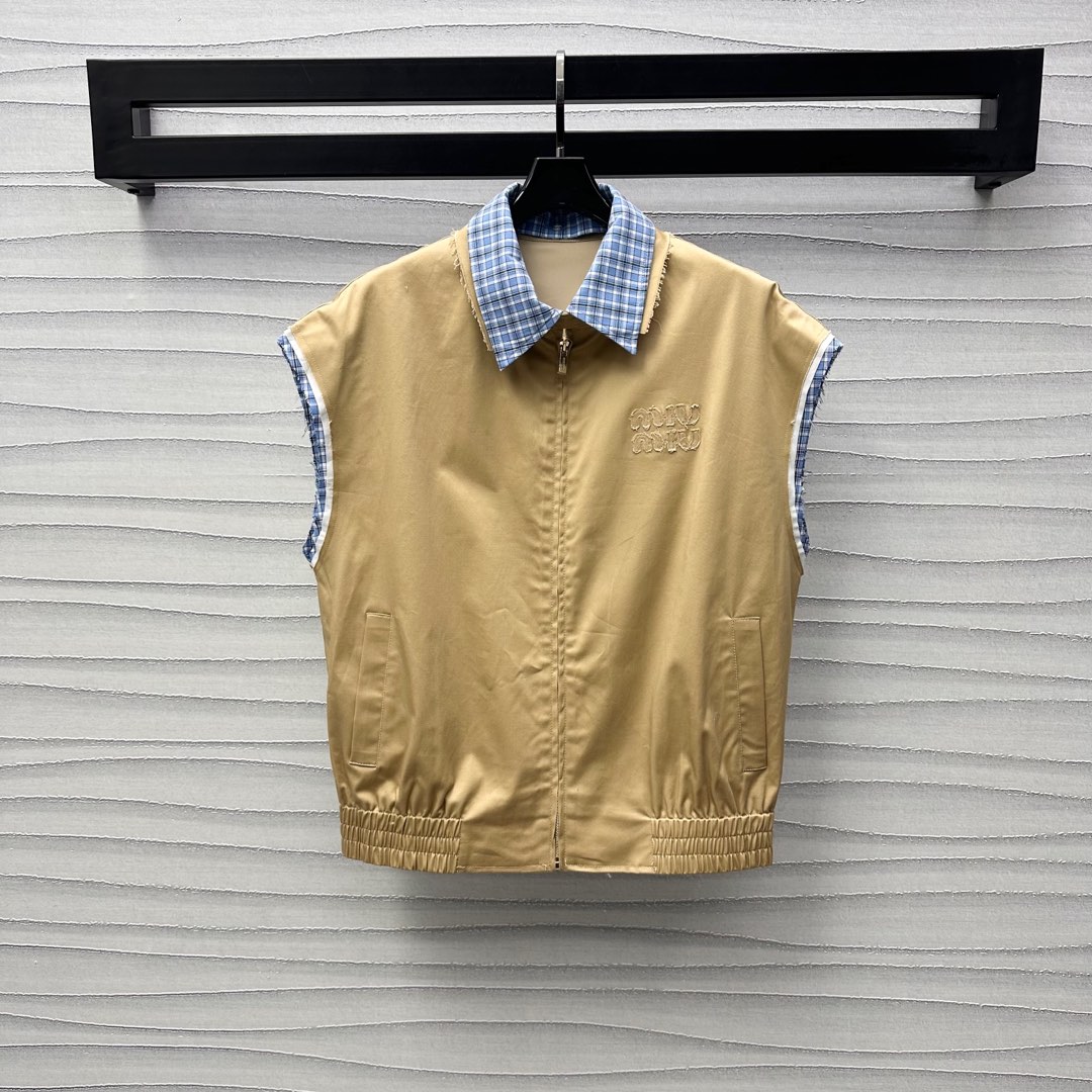 NO:326722,Miumi*2025 new product plaid spliced ​​vest jacket is customized with YB imported twill cotton material. High-quality texture, gloss and comfortable cut and smooth cut. Use detachable blue plaid lining fabric splicing design. With burrs, add layering to the shape. The loose silhouette is simple and atmospheric. The chest is decorated with iconic letter logo to highlight the brand tone. The surface and auxiliary materials are developed. The lapel vest jacket style tailoring can be matched with short skirts in the same series. The details are echoed up and down. Highlight fashionable style. Easy to wear. The set is more coordinated and advanced. Fashionable and fashionable. Series development. High-end version,,miumiu, skirts, jackets & coats,alexander wang19860909Miumi*2025新品上架格纹拼接马甲外套定制YB进口斜纹全棉材质 质感上乘 光泽舒适 裁剪垂顺流畅 沿用可拆卸蓝色格纹衬布拼接设计 配合毛边处理 增添造型层次感 宽松廓形简约大气 胸口饰以标志性字母徽标点缀 彰显品牌调性 面辅料开发 翻领马甲外套版型剪裁 可搭配同系列短裙 细节上下呼应 突出时髦风格 轻松穿出好比例 成套穿搭更为协调高级 时髦洋气 系列开发 高版本,,miumiu,skirts,jackets & coats,alexander wang,Women's clothing