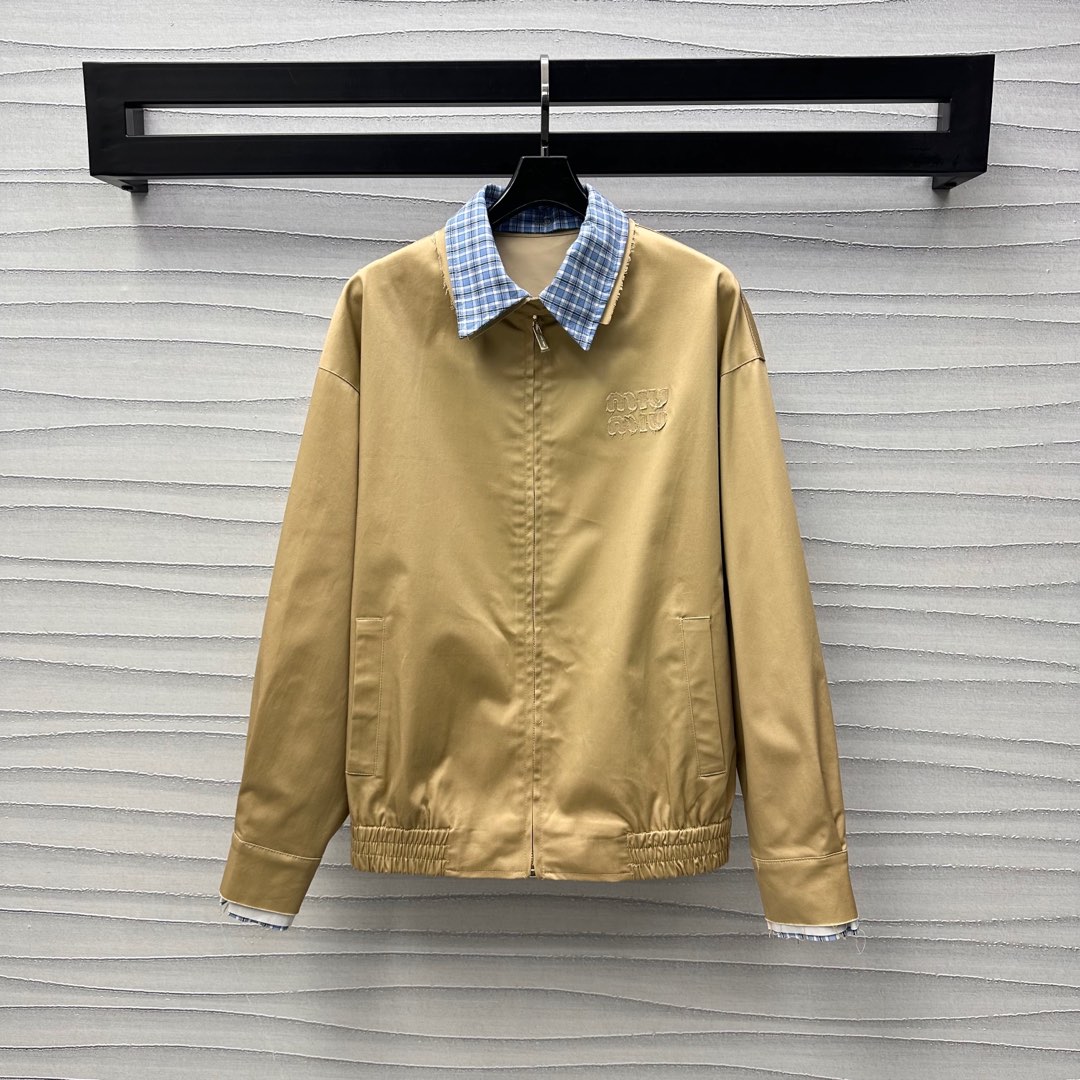 NO:326713,Miumi*2025 new product is on the shelves of plaid spliced ​​jacket custom YB imported twill cotton material. High-quality texture, gloss and comfortable, smooth cut and draped, and smooth. Use detachable blue plaid lining fabric splicing design. With burrs, add layering to the shape. The loose silhouette is simple and elegant. The chest is embellished with iconic letter logos to highlight the brand tone. The surface and auxiliary materials are developed. The lapel jacket jacket style tailoring can be matched with short skirts in the same series. The details are echoed up and down. Highlight fashionable style. Easy to wear. The set is more coordinated and advanced. Fashionable and fashionable. Series development. High-end version,,miumiu, skirts, jackets & coats, jackets & coats, alexander wang19860909Miumi*2025新品上架格纹拼接夹克外套定制YB进口斜纹全棉材质 质感上乘 光泽舒适 裁剪垂顺流畅 沿用可拆卸蓝色格纹衬布拼接设计 配合毛边处理 增添造型层次感 宽松廓形简约大气 胸口饰以标志性字母徽标点缀 彰显品牌调性 面辅料开发 翻领夹克外套版型剪裁 可搭配同系列短裙 细节上下呼应 突出时髦风格 轻松穿出好比例 成套穿搭更为协调高级 时髦洋气 系列开发 高版本,,miumiu,skirts,jackets & coats,jackets & coats,alexander wang,Women's clothing