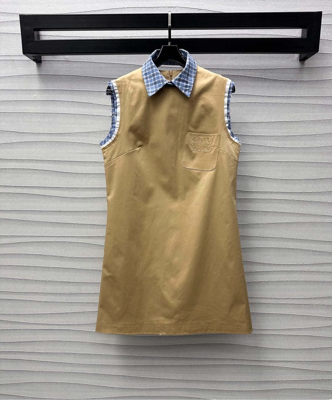 NO:326728,Miumi*2025 new product is on the shelves of plaid spliced ​​vest skirts. Customized YB imported twill cotton. High-quality texture, gloss and comfortable. Cutting is smooth and smooth. Use detachable blue plaid lining fabric splicing design. With burrs, add layered texture. The pullover is fully wrapped and zippered to adjust. Easy to put on and take off. Micro A cut greatly improves the tolerance of the figure. The chest is decorated with iconic letter logos and embellishes the pockets. The tone of the brand. The surface auxiliary material development. Straight vest skirt style cut highlights the fashionable sweet and cool style. Easy to wear and make the proportion more coordinated and advanced. Fashionable and fashionable. Series development. High version,,miumiu, skirts,alexander wang19860909Miumi*2025新品上架格纹拼接背心裙定制YB进口斜纹全棉材质 质感上乘 光泽舒适 裁剪垂顺流畅 沿用可拆卸蓝色格纹衬布拼接设计 配合毛边处理 增添造型层次感 套头全包裹拉链调节 方便穿脱 微A裁剪对身材包容度大幅提高 胸口饰以标志性字母徽标点缀口袋之上 彰显品牌调性 面辅料开发 直筒背心裙版型剪裁 突出时髦甜酷风格 轻松穿出好比例更为协调高级 时髦洋气 系列开发 高版本,,miumiu,skirts,alexander wang,Women's clothing