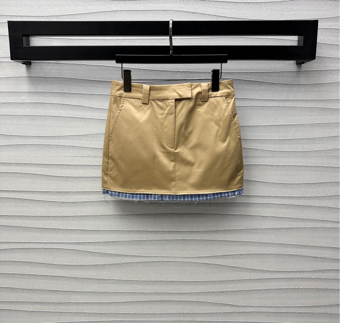 NO:326719,Miumi*2025 new product is on the shelves of plaid spliced ​​high-waist short skirt custom YB imported twill cotton material. High-quality texture, gloss and comfortable cut, smooth and smooth cut, blue plaid fabric splicing design, combined with burrs, add layering of styling, symmetrical pockets are simple and atmospheric, and the rear hips are embellished with iconic letter logos to highlight the brand tone. Face and auxiliary materials development. High-waist micro A short skirt style tailoring can be matched with the same series vest jacket. Details echo up and down, highlight fashionable style, easy to wear, and more coordinated and advanced, fashionable and fashionable series development High-version, miumiu, skirts, jackets & coats, alexander wang19860909Miumi*2025新品上架格纹拼接高腰短裙定制YB进口斜纹全棉材质 质感上乘 光泽舒适 裁剪垂顺流畅 下摆沿用蓝色格纹衬布拼接设计 配合毛边处理 增添造型层次感 对称口袋简约大气 后臀饰以标志性字母徽标点缀 彰显品牌调性 面辅料开发 高腰微A短裙版型剪裁 可搭配同系列马甲外套 细节上下呼应 突出时髦风格 轻松穿出好比例 成套穿搭更为协调高级 时髦洋气 系列开发 高版本,,miumiu,skirts,jackets & coats,alexander wang,Women's clothing