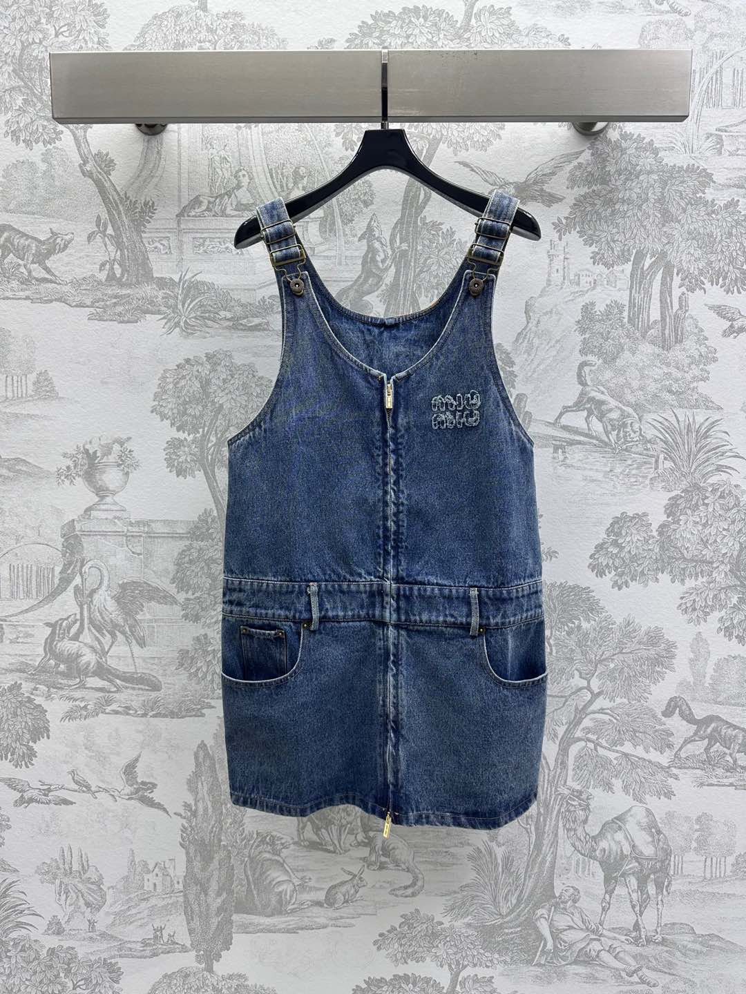 NO:326704,Miumi*2025 new product is available for denim zipper vest skirt custom YB imported twill cotton denim material, multiple washes, soft and skin-friendly, two-way full zipper adjustment design on the front, more convenient to adjust the slit at will, greatly improve the tolerance of the body, effectively expose the skin, improve the shoulder and neck lines, match the waist fabric on the waist, add layering of the shape, and optimize the proportion of the upper body, iconic letter embroidery embellishment on the chest, highlight the brand tone, surface auxiliary material development, straight vest skirt style cut, highlight the sweet, cool and fashionable feeling, reveal the long legs, high version,,miumiu, skirts, alexander wang19860909Miumi*2025新品上架牛仔拉链背心裙定制YB进口斜纹棉牛仔材质 多重水洗柔软亲肤 前襟双向全拉链调节设计 随意调节开衩穿脱更方便 对身材包容度大幅提高 圆领有效露肤 改善肩颈线条 搭配腰间本布分割腰线处理 增添造型层次感 上身更优化比例 胸前标志性字母刺绣点缀 彰显品牌调性 面辅料开发 直筒背心裙版型剪裁 突显甜酷风时髦感 露出大长腿洋气显高  高版本,,miumiu,skirts,alexander wang,Women's clothing