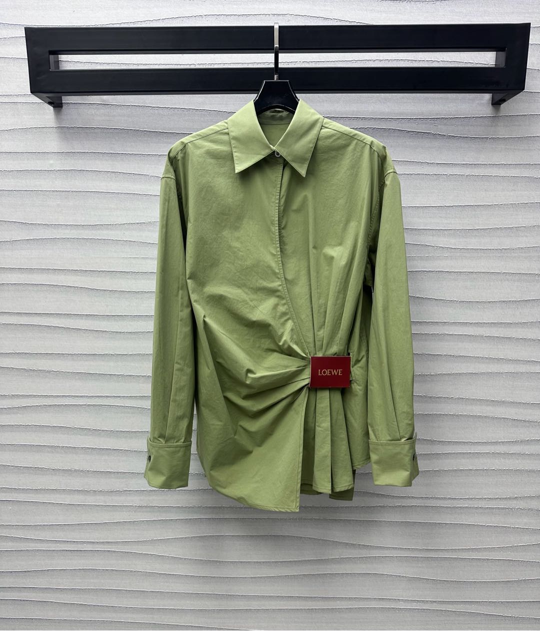 NO:326711,Loew*2025 new product is on the shelves of long-sleeved waist shirts, customized YB imported twill cotton material, soft and skin-friendly, comfortable and not easy to wrinkle. The pointed collar design is neat and exquisite. It is combined with the asymmetrical pleated details of the waist to add a sense of styling. The iconic letters and leather marks are embellished to highlight the brand tone. Create an elite and intelligent sense, and add a noble and luxurious atmosphere. Regular styles include body shapes. Developed with the development of facial accessories. Long-sleeved shirts. The cut of the waist narrows the curve. The outfit is slim and versatile. High-version 2 colors,,loewe,shirts,alexander wang19860909Loew*2025新品上架掐腰长袖衬衫定制YB进口斜纹全棉材质 柔软亲肤 舒适不易皱 尖领设计利落精致 配合腰间不对称掐褶细节处理 增添造型层次感 标志性字母皮标点缀之上 彰显品牌调性 打造精英高智感 更添贵气奢华气息 常规版型包容身材 面辅料开发 长袖衬衫版型剪裁 收窄腰形勾勒曲线 穿搭显瘦百搭 高版本2色,,loewe,shirts,alexander wang,Women's clothing